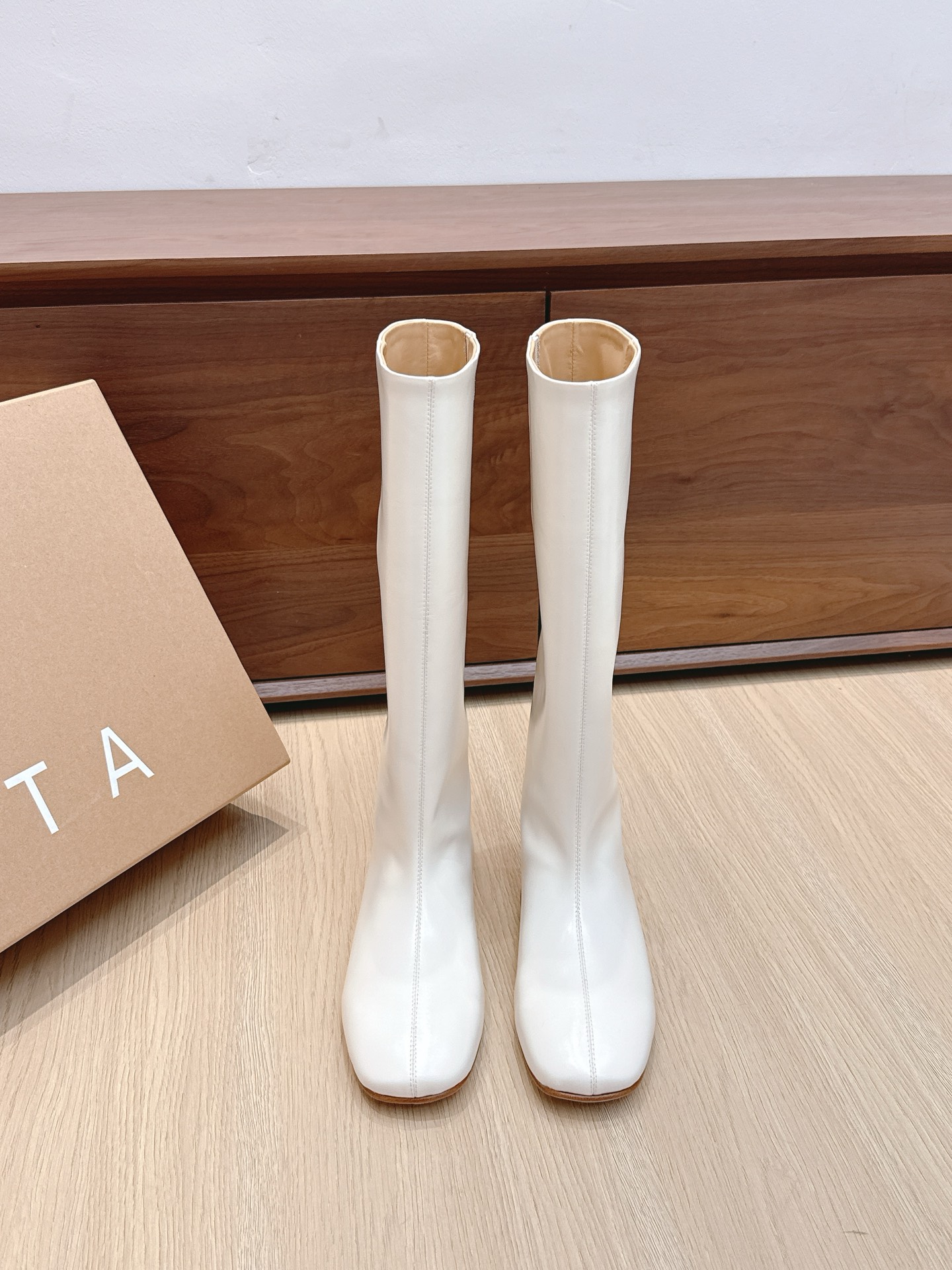 NO:495359,Purchase-Agent Miista 25ss autumn and winter new straight-leg flat-sole boots minimalist style knight boots!  This seemingly simple style is super versatile, no matter what color of clothes you wear, it is great. Simple style is not afraid of how easy it is to wear and look good. It exudes a handsome French street style when you wear it. This pair of miista boots looks good. Every time you wear it, you don’t know what shoes you wear, you won’t be wrong to choose it. It looks good with skirts and pants. It is worthy of being a boot style recommended by many people. It will make your legs look thin. The upper is made of original custom-made oil wax cowhide. The inner foot pads are water-dyed cowhide. The sole imported from Italy is from genuine leather. Size: 35-41 (40.41 is not returned or exchanged) with original packaging, boots, boots, skirts, cowhide, Leather soles19860909代购级 Miista 25ss秋冬新款直筒一脚蹬平底长靴极简风骑士靴！ 这种看似简单的款式超级百搭,无论搭配什么颜色衣服都非常棒.  简单款不怕多好穿又好看 随搭都散发出帅气的法式街头风 这双miista靴子真是怎么搭怎么好看  每次搭完一身不知道穿什么鞋,选它都不会错 配裙子好看 配裤子也好看  不愧是好多人推荐过的靴型 穿上会显得小腿超细 鞋面采用原版定制油蜡牛皮 内里垫脚水染牛皮 大底意大利进口真皮大底 码数:35-41（40.41定不退换） 配原版包装,靴子,boots,skirts,cowhide,Leather soles,Women's Shoes