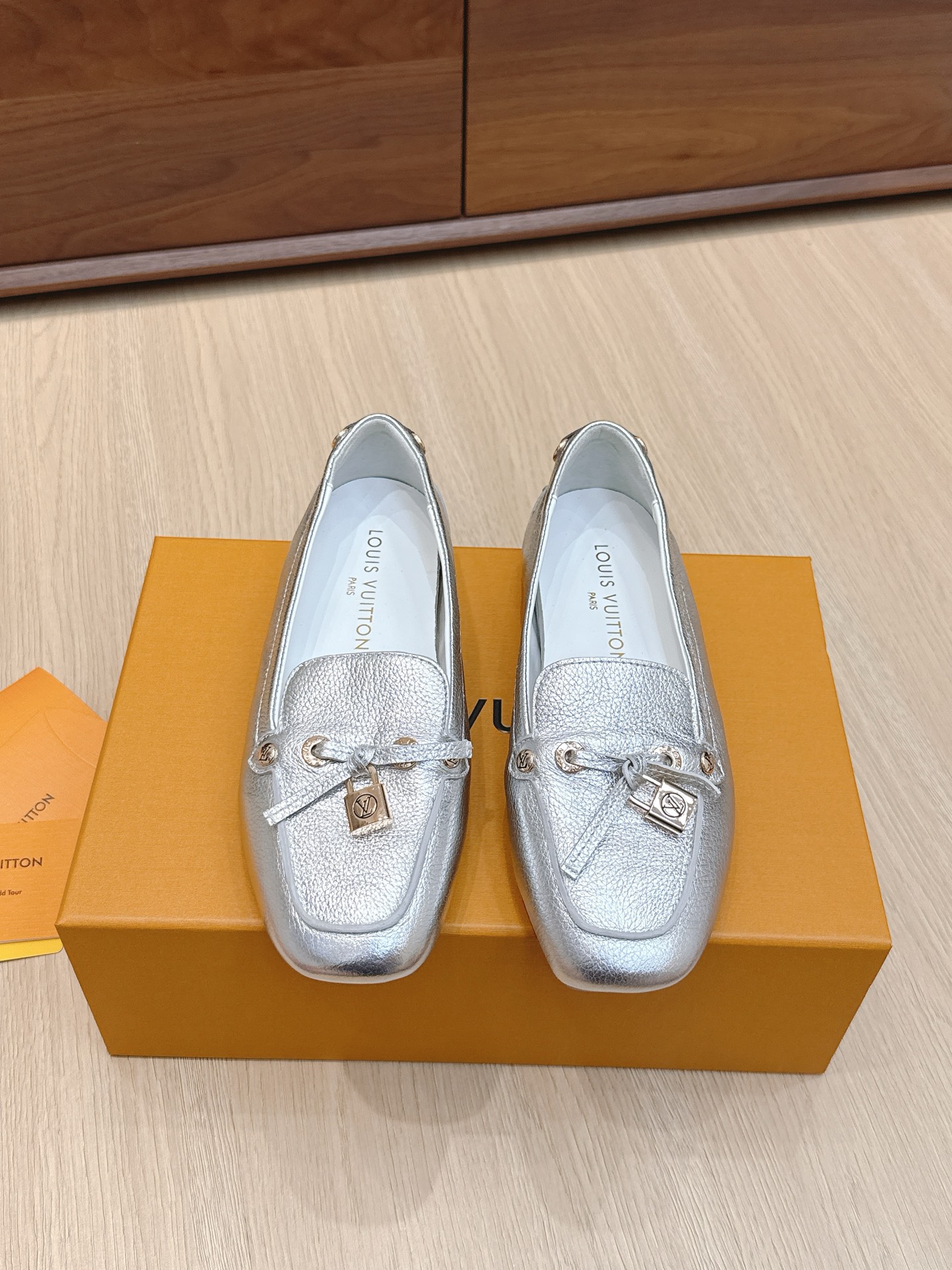 NO:495121,Purchase grade # Louis Vuitton flat loafers bean shoes, made of high-quality cowhide leather, light and comfortable moccasin structure with hand-sewn upper embellished with LV Cicle logo and inscription shoelace ends. Butterfly decoration, luxurious and atmospheric style, perfect interpretation of the brand's luxury style. The inner lining is made of water-dyed cowhide, original A-grade rubber outsole Size35-39 (40.41. Customized, no return or replacement), loafers, louis vuitton, louis vuitton, loafers, cowhide19860909代购级  ＃ 路易威登平底乐福鞋 豆豆鞋,采用优质牛皮 轻盈舒适的莫卡辛结构搭配手缝鞋面 点缀LV Cicle标识和铭纹鞋带端头.饰蝴蝶 版型设计奢华大气 完美诠释品牌奢华风格 内里采用水染牛皮,原版A级橡胶粒外底 Size35-39（40.41.定制不退不换）,乐福鞋,louis vuitton,louis vuitton,loafers,cowhide,Women's Shoes