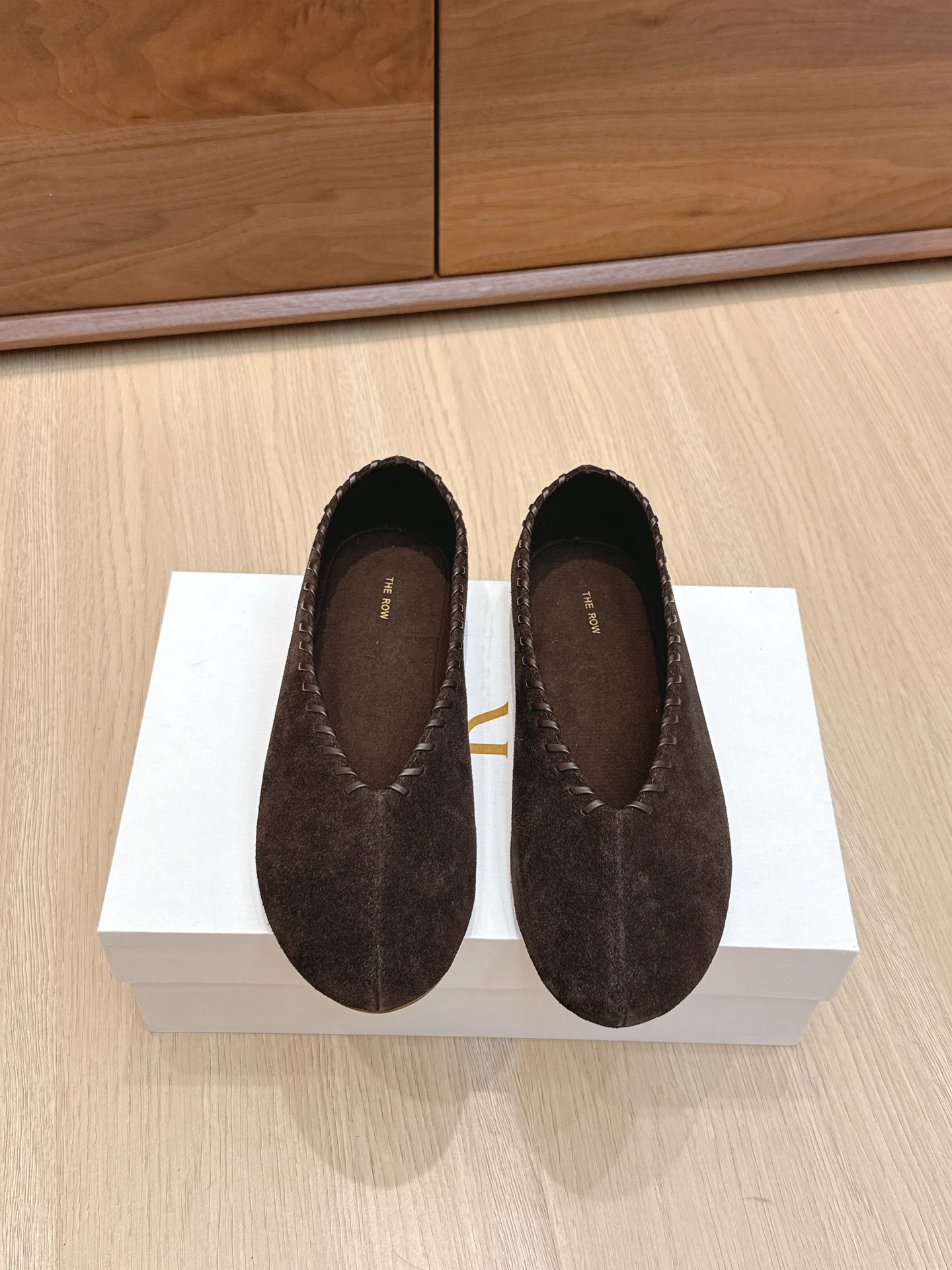 NO:495278,Purchase grade therow 2025 autumn and winter new products minimalist round toe ballet single shoes The Row's new season's design continues minimalism New Canal flat shoes The cloud-like soft shoe body combines high-quality texture and ease of wear. The shoe shape still uses the simplest tones and tailoring to create the most advanced texture. Elegant and comfortable Imported suede upper sheepskin inner sheepskin insole Size35-41 (40.41 custom made without return), single shoes, flats, sheepskin, chamois leather19860909代购级 therow 2025 秋冬新品极简圆头 芭蕾舞 单鞋 The Row新一季的设计延续极简主义 新款 Canal一脚蹬平底鞋 云朵般柔软的鞋体 兼具优质质感与易穿性 鞋型上依旧用最简洁的色调和剪裁做出最高级的质感 优雅舒适 进口麂皮鞋面羊皮内里羊皮鞋垫 Size35-41（40.41 订做不退换）,单鞋,flats,sheepskin,chamois leather,Women's Shoes