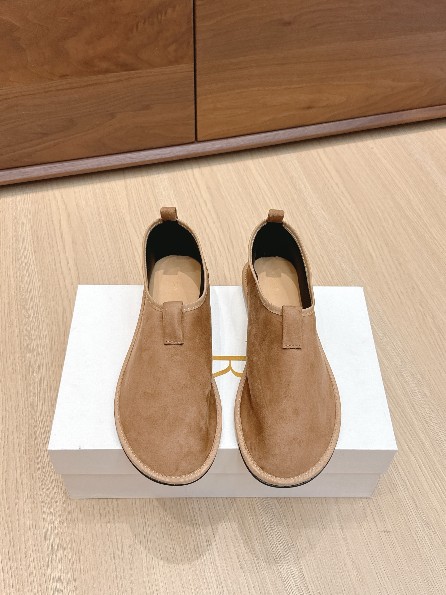 NO:495338,Purchase grade The Row 25 latest minimalist style reverse velvet leather loafers This is a brand that uses the best materials to make minimalist style. It has gained a large number of fans with great care. It is light, free and not heavy, soft and comfortable!  The classic commuter loafers~ It seems simple and the craftsmanship is not simple at all. The upper is hand-sewn with mark lines, full and three-dimensional, not much or less, just right, the visual is very comfortable. The natural texture of the whole pair of shoes is natural and three-dimensional, round and loose, the key is very light, it is enjoyable to wear it, and it looks good with any clothes!  The toe mark line production process makes the whole pair of shoes full of visual effects. The reverse velvet leather material is flexible and delicate, and the foot feels very comfortable. The overall design is capable, delicate and comfortable and versatile. The trousers and jeans dress is easy to match, and it is full of literary style. The 2.5cm heel is comfortable and easy to walk, and it can be worn all year round... Fabric imported Lycra composite silk fabric, inner foot pad imported full grain mixed sheepskin, outsole imported Italian leather outsole Size35-40 (40 customized, non-return and exchange), single shoes, loafers, skirts, jeans, sheepskin, real silk, Leather soles19860909代购级 The Row 25最新极简风反绒皮一脚蹬乐福鞋 这是一个用最好的材质来制作极简风的品牌,非常用心的工艺收获了一大波粉丝,轻盈自在不厚重,柔软舒适！ 经典通勤的乐福鞋～看似简约工艺确一点也不简单,鞋面手工缝制马克线,饱满立体,不多不少刚刚好,视觉及其舒服,整双鞋子天然生成的纹理自然而又立体,圆润宽松,关键很轻,上脚是享受,搭配任何衣服都好看！ 鞋头马克线制作工艺让整双鞋视觉效果拉满,反绒皮材质质感柔韧细腻,脚感非常舒适,整体设计干练秀气又舒适款式百搭,西裤牛仔裤连衣裙轻松搭配,文艺范十足,2.5cm鞋跟舒适好走,一年四季都可以穿的款… 面料进口莱卡复合真丝面料 内里垫脚进口全粒面混种羊皮 大底进口意大利真皮大底 Size35-40（40 订做不退换）,单鞋,loafers,skirts,jeans,sheepskin,real silk,Leather soles,Women's Shoes