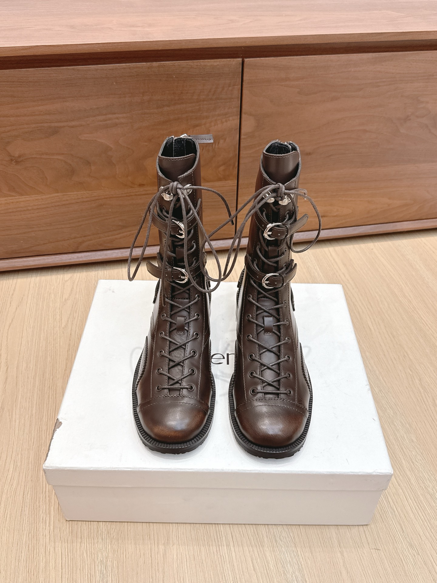 NO:495330,Purchasing grade cotemp 55ss new autumn and winter style. Lace-up short boots are so easy to wear!  Maverick Engineer Boots Pinecone Adventure and Softness, Outdoor Freedom and Retro Coexist. Calfskin present a natural texture, imported calfskin fabric, inner cowhide, cowhide, soles, Italian leather outsole Size#35-40 (40 customization, no return or replacement), boots, boots, cowhide, Leather soles19860909代购级 cotemp 55ss 秋冬新款 系带短靴太好穿了！ Maverick 工程师短靴 Pinecone 冒险与柔软结合,户外的自由与复古并存 小牛皮的呈现天然质感, 面料进口小牛皮 内里牛皮内里 鞋底意大利真皮大底 Size#35-40（40定制不退不换）,靴子,boots,cowhide,Leather soles,Women's Shoes