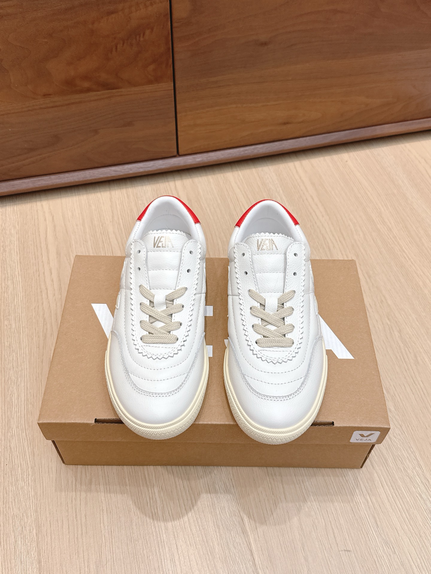 NO:478126,Purchase grade VEJA-25 new German training shoes, rampage shoes, comfort is self-evident!  VEJA French niche brand!  Korean Oni and Oppa are worn by too many celebrities. Such small white shoes with literary atmosphere are really suitable for wearing this season!  Baidu, many people recommend this brand!  It can be seen how popular this brand is now!  Its brand philosophy is really great!  Their raw materials come from natural rubber from the Brazilian Amazon rainforest, and are provided by about 60 local home workshops; they use non-GMO, pesticide-free organic cotton from northeastern Brazil; plants extract tanned leather, which avoids the pollution of heavy metals to the water. So the feet feel very breathable!  All the materials you come into contact with are pure natural!  That's it!  Upper silk cowhide, tender sheepskin inner foot pads, high elastic latex insole, outsole, rubber outsole, Size35-40 (40 custom made, no return or exchange), casual shoes/sports shoes, sneakers, cowhide, sheepskin19860909代购级 VEJA-25新款德训鞋 暴走鞋 舒适度不言而喻！ VEJA 法国小众品牌！韩国欧尼,欧巴太多明星穿了,这样一款带有文艺气息的小白鞋,真心适合这个季节穿！ 百度了下,好多人安利这个牌子！可见这个牌子现在的火爆程度！它的品牌理念真的非常棒！他们的原材料来自于巴西亚马逊雨林的天然橡胶,由当地大概 60 多个家庭作坊提供;采用来自巴西东北部的非转基因、没有农药的有机棉花;植物提取鞣制皮革,而避免了重金属对水的污染.所以脚感非常透气！你皮肤接触到的材料全部都是纯天然的！就是这么赞！ 鞋面丝绸牛皮 嫩里羊皮内里 垫脚活动高弹力乳胶鞋垫 大底橡胶大底 Size35-40（40订做不退换）,休闲鞋/运动鞋,sneakers,cowhide,sheepskin,Women's Shoes