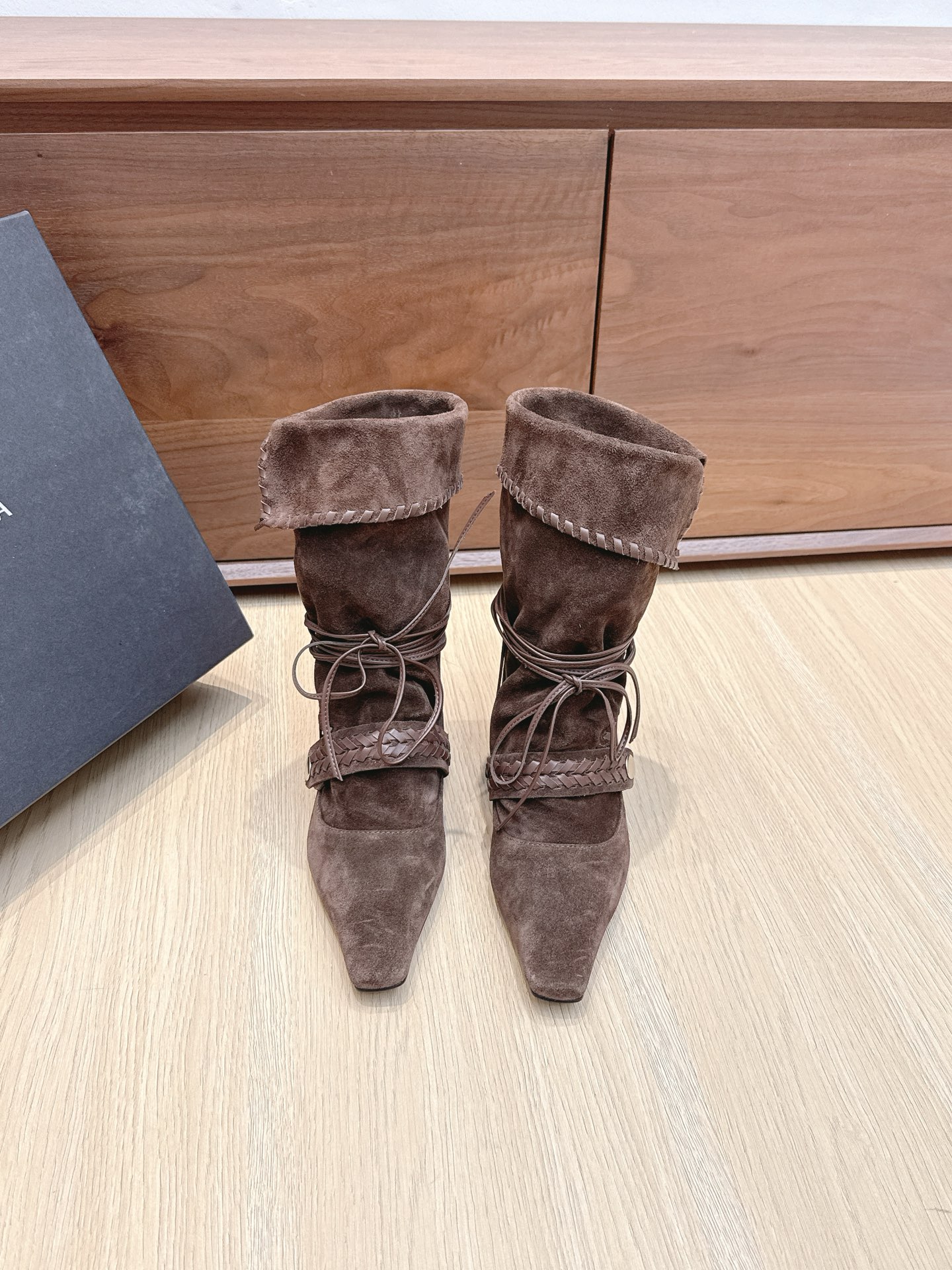 NO:495322,Purchase grade Cello Sonata 25ss New autumn and winter style Square-headed herdsmen style Ancient stacked middle boots are unforgettable. Lazy and fashionable, wear beautiful shoes together in spring and summer. The trendsetter is yourself. In addition to the appearance, the foot feel is really great. The colors of spring and summer are also full of enthusiasm and vitality. It is especially suitable for us in the city. In the era of heavy pressure, the switching of different identities and roles every day through comfort and color. Heel height 5.5cm. Suede fabric. Shelveskin. Private model sole. Size#35-39 (40 customized products without return or exchange), boots, boots, sheepskin, chamois leather.19860909代购级 Cello Sonata 25ss 秋冬新款 方头牧民风 古堆叠 中靴 让人过目不忘 慵懒时髦,春夏一起穿漂亮的鞋子吧 弄潮儿就是你自己,除了颜值,脚感真的超棒,春夏的颜色也充满了热情和生生机,特别适合城市里的我们,重压时代下,通过舒适感和色彩对每天不同身份角色的切换 跟高5.5cm 对版麂皮面料 羊皮内里 对版私模大底 Size#35-39（40订做不退换）,靴子,boots,sheepskin,chamois leather,Women's Shoes