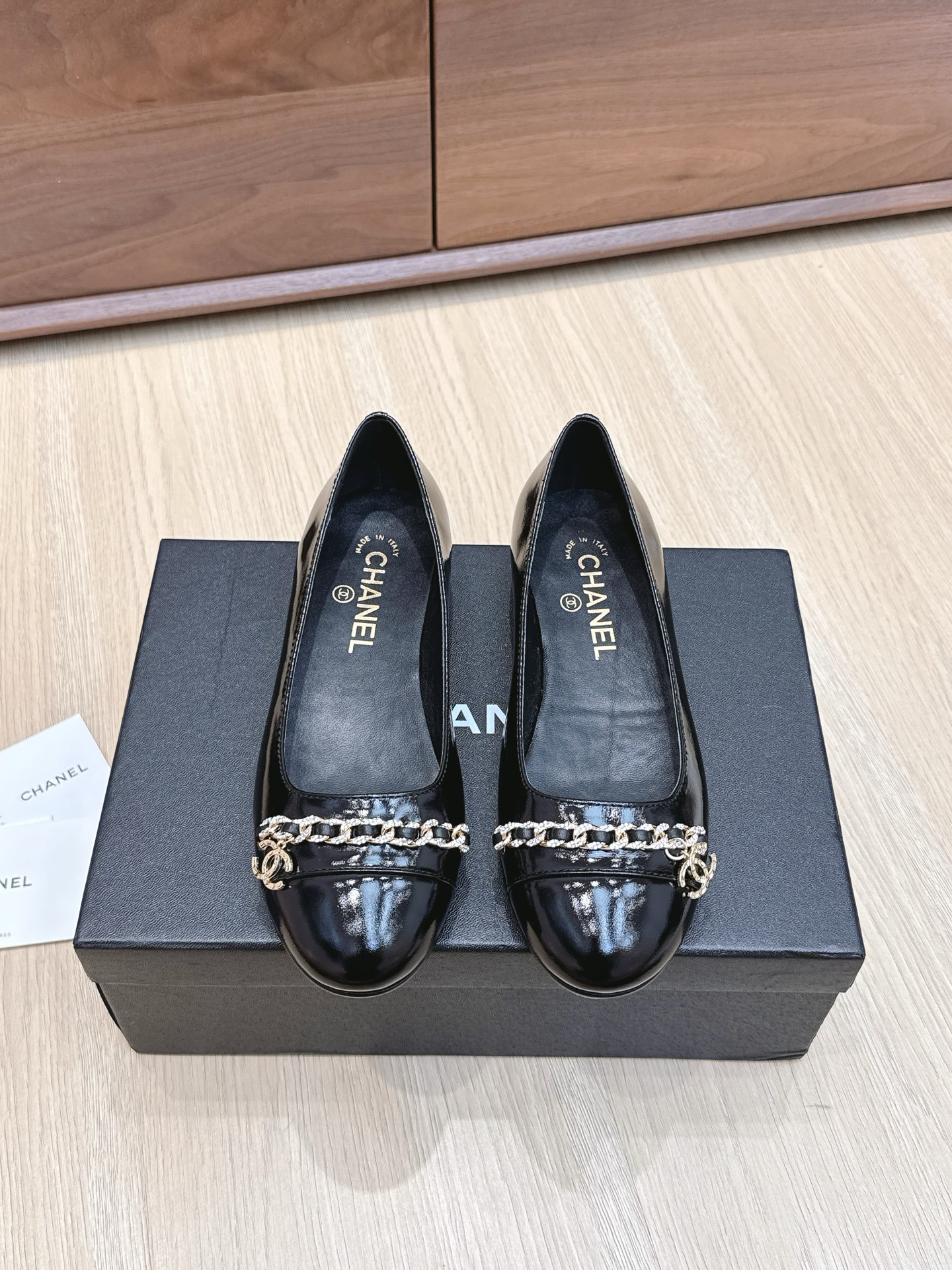 NO:478116,Purchase grade Chanel 25ss New autumn style Chain Ballet shoes Design handmade car lines are very time-consuming and labor-intensive. Unique sole double-soling method allows you to accidentally reveal the highlights. The car lines are never taken off the sole firm and permanently retro. The classic and rich C flavor is always passed down. The fabric is imported mixed-type lambskin, inner small goatskin, outsole Italian leather soles. Size #35-41 (40 41 customized, non-return and exchange), ballet shoes, chanel, sheepskin, Leather soles19860909代购级 Chanel 25ss 秋季新款 链条 芭蕾舞鞋 设计手工车线非常耗时耗力 独特大底双拼做法 让你不经意露出亮点大底车线永不脱底牢固永久复古就是经典浓郁C味永久流传 面料进口混种小羊皮 内里小山羊皮 大底意大利真皮大底 Size#35—41（40 41订做不退换）,芭蕾舞鞋,chanel,sheepskin,Leather soles,Women's Shoes