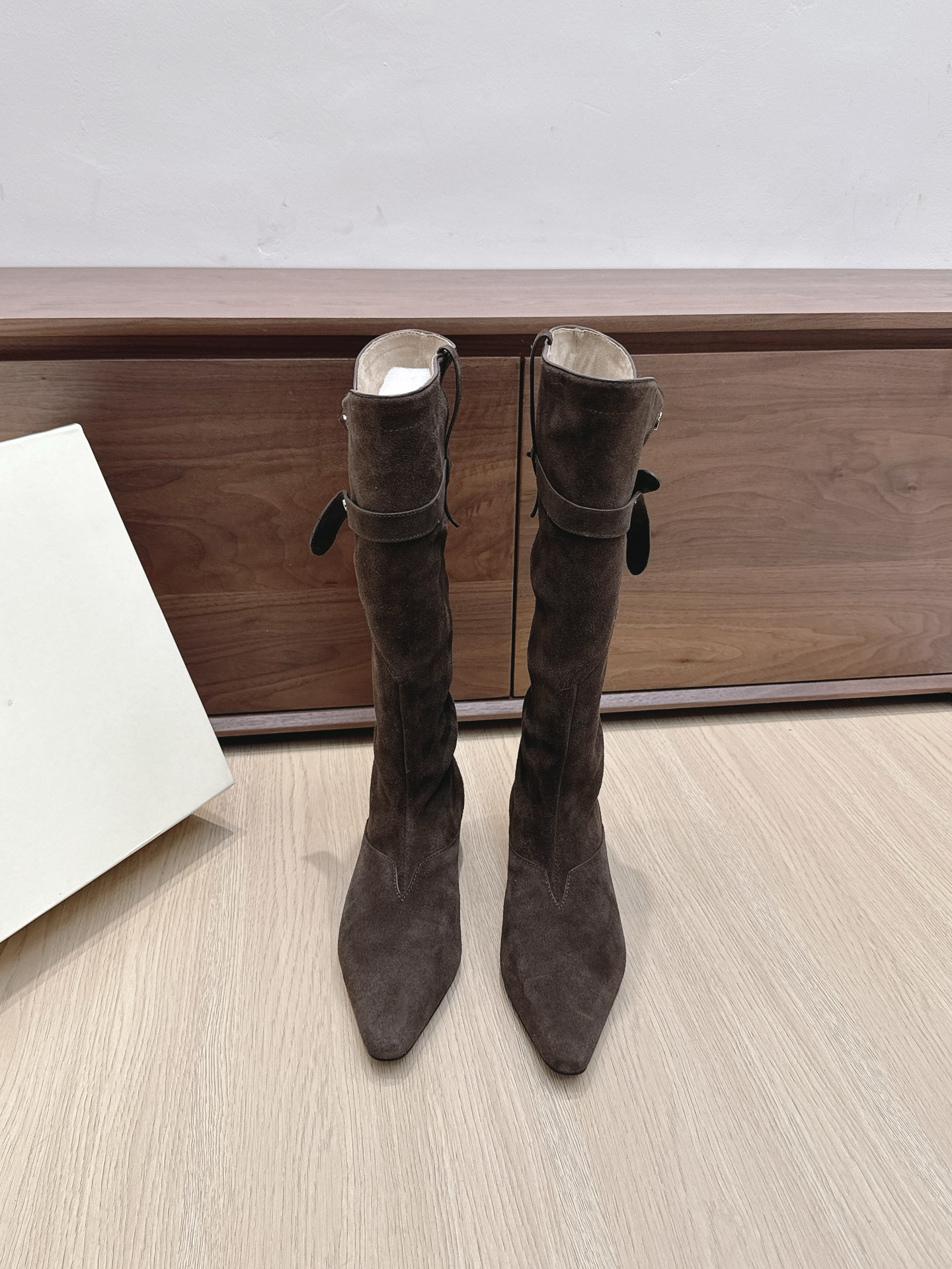 NO:495366,Purchase grade ORINOUS 25ss new autumn and winter style square-toe retro v-shaped buckle ancient stacked boots are unforgettable. Lazy and fashionable, wear beautiful shoes together in spring and summer. The trendsetter is yourself. In addition to the appearance, the foot feel is really great. The colors of spring and summer are also full of enthusiasm and vitality. It is especially suitable for us in the city. In the era of heavy pressure, the switching of different identities and roles every day through comfort and color. Suede, cowhide, sheepskin, chamois leather. Suede, cowhide, sheepskin, chamois leather.19860909代购级 ORINOUS 25ss 秋冬新款 方头复古v字扣带 古堆叠 长靴 让人过目不忘 慵懒时髦,春夏一起穿漂亮的鞋子吧 弄潮儿就是你自己,除了颜值,脚感真的超棒,春夏的颜色也充满了热情和生生机,特别适合城市里的我们,重压时代下,通过舒适感和色彩对每天不同身份角色的切换 对版麂皮 牛皮 面料 羊皮内里 对版私模大底 Size#35-39（40订做不退换）,靴子,boots,cowhide,sheepskin,chamois leather,Women's Shoes