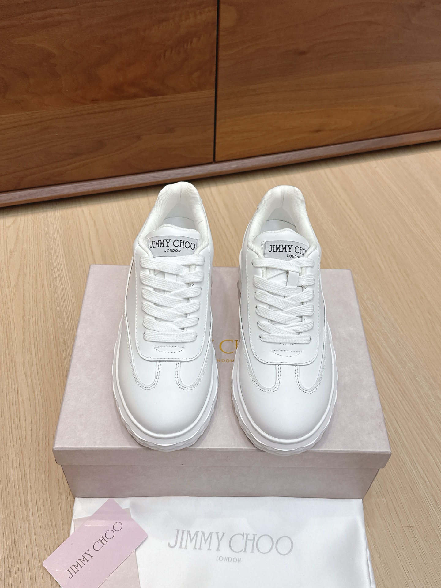 NO:495409,Purchase grade Zhou Yangjie's new color thick-soled casual sports shoes and white shoes, Luxurious Napa leather and comfortable texture Lycra fabric, the sole is made of the brand's iconic Diamond imitation diamonds, with the finishing touch spreading crystals. The future style design, the three-dimensional silhouette proportions are exaggerated, creating a comfortable and wrapping feeling and high visual sense. Different materials are cleverly mixed and matched, and the shoe body is more light and clever, and its personality is eye-catching. The thick-soled sports shoes combines novel creativity, fashion and comfort, adding a unique charm to the outfit!  Cowhide material sheepskin lining original mold open TPU anti-slip sole, sole thickness 4.5cm Size35-40, casual shoes/sports shoes, sneakers, cowhide, sheepskin19860909代购级  周仰杰新配色厚底休闲运动鞋小白鞋 奢柔纳帕革拼舒适质感莱卡面料制作,鞋底采用品牌标志性Diamond仿钻石多切面塑形,点睛散布熠熠水晶.未来风格设计,立体廓形比例夸张,营造舒适包裹感与显高视觉感.不同材质巧妙混搭,鞋身更显轻便灵巧,个性吸睛.厚底运动鞋款型,糅合新颖创意、时尚感与舒适性,为穿搭造型增添别样魅力！牛皮材质 羊皮内里 原版开模TPU防滑大底 底厚4.5cm Size35-40,休闲鞋/运动鞋,sneakers,cowhide,sheepskin,Women's Shoes