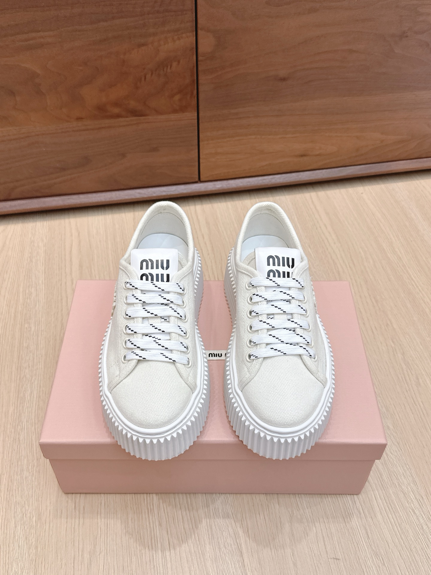 NO:495131,Purchase grade miumiu 25ss new spring and summer style thick sole canvas semi-torque white shoes simple style, ultra-light original molded sole, perfect foot feel, easy to wear and match, height increase by 6cm Size: #35-40 (40 custom made without return), casual shoes/sports shoes, miumiu, sneakers19860909代购级 miumiu 25ss 春夏新款 厚底 帆布 半拖 小白鞋 简约造型,超轻原版开模鞋底,脚感妥妥满分 好穿好搭,增高6cm Size: #35-40 (40 定做不退换）,休闲鞋/运动鞋,miumiu,sneakers,Women's Shoes