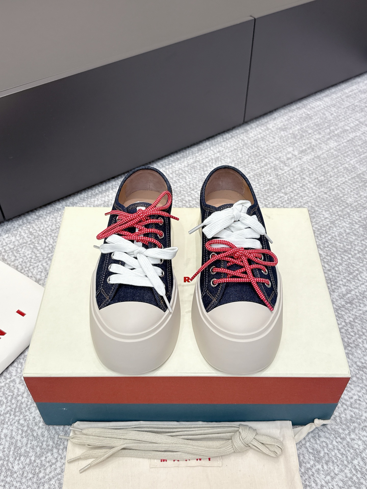 NO:495497,Purchase-Agent MARNI's latest big-headed women's shoes, which are very high-end and comfortable. They are easy to handle in white and black, and have a very good feel of feet. They don't hit the feet at all, mainly because they make them look thin!  It can also be increased. The toe with large toe has a cute feeling, which makes people want to touch it. It is very versatile. It cannot be matched without it. The original specific cowhide material, inner sheepskin, insole sheepskin, exclusive molded sole. The toe is round. The sole is increased. It can be paired with skirts and pants. It can be sweet and cool. It looks tall and makes the legs look thin. On the basis of heightening, it does not lose the sense of fashion. It is very comfortable to feel. It is the kind of shoes that become softer and softer. I always feel that thick-soled shoes will look particularly bulky. I didn't expect that the foot is super good and delicate, and it is very light. The most important thing is that the leather surface is super easy to take care of. Wipe wipes are clean. Go out to watch movies beautifully. Size35-40, casual shoes/sports shoes, marni, sneakers, skirts, cowhide, sheepskin19860909代购级 MARNI 玛尼最新款大头女鞋,非常显高档又舒适,白色黑色都好打理,脚感非常好,完全不打脚,主要是很显脚细哦！还可以增高,鞋头大大的还有一种卖萌的感觉,让人忍不住的想摸,非常百搭,没有它搭配不了的,原版特定牛皮材质,内里羊皮,鞋垫羊皮,独家开模大底 鞋头圆圆的 鞋底是增高的,搭配裙子 裤子都可以 可甜可酷 显个高 显腿瘦长.在增高的基础上,也不失去时尚感脚感很舒适,属于那种越穿越柔软的鞋. 总觉得厚底鞋会显得特别笨重,没想到上脚超级棒很秀气,而且很轻 最重要的是皮面超级好打理 湿巾纸擦擦就干净了 美美地出门看电影去 Size35-40,休闲鞋/运动鞋,marni,sneakers,skirts,cowhide,sheepskin,Women's Shoes