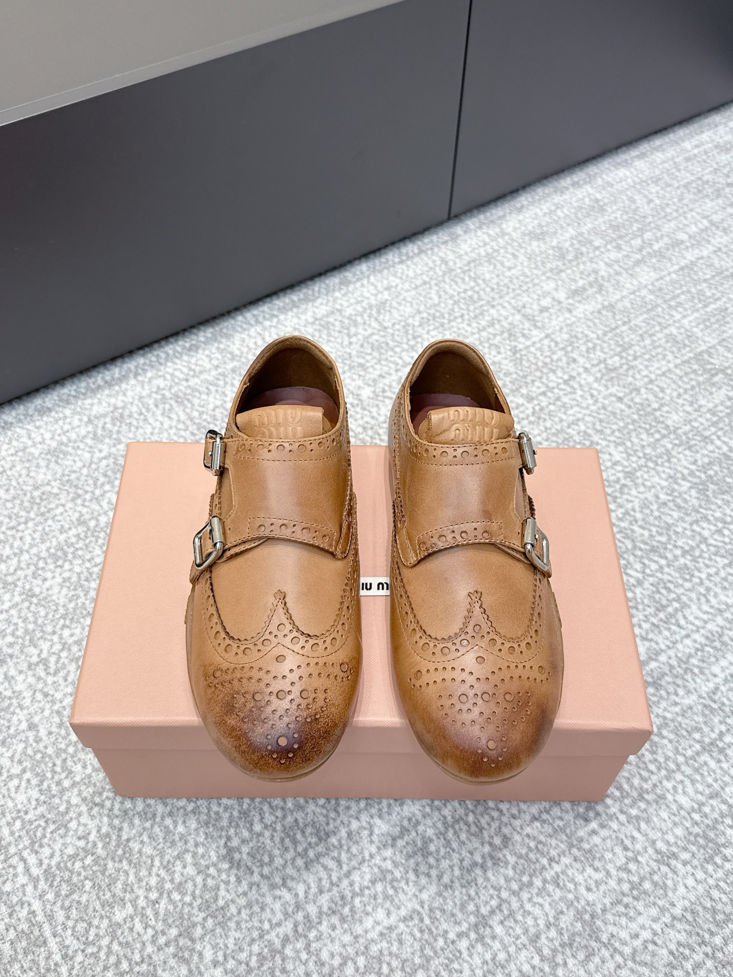 NO:495145,Purchase grade cowhide leather double-buckle bricks shoes The iconic contradiction between toughness and softness, classical and modernity creates a harmonious dialogue between two worlds with different aesthetics. The Church's X Miu Miu double-buckle bricks shoes are made of iconic design and exquisite craftsmanship, and blend with the rebellious soul of Miu Miu to create an unconventional original and innovative design. The eye-catching Miu Miu logo in the same color on the tongue and heel enhances the awareness. The shoes are light and flexible, comfortable and suitable for the feet. The wing-print hollow upper, lining, embossed logo on the tongue, the double-buckle is decorated with a logo engraved metal buckle, and the heel is decorated with a metal letter logo! Heel height 30mm Size 35/36/37/38/39/40 Custom made, casual shoes/sports shoes, miumiu, sneakers, cowhide19860909代购级 牛皮革双扣带布洛克鞋 硬朗与柔美、古典与现代之间的标志性矛盾,在两个审美不同的世界之间展开和谐对话.Church's X Miu Miu双扣带布洛克鞋采用标志性设计和精湛工艺制成,与Miu Miu叛逆的灵魂相融合,打造不落俗套的原创新颖设计.鞋舌和鞋跟上的同色系醒目Miu Miu徽标提升了辦识度.鞋子轻便灵活,舒适合脚. 翼纹镂空鞋面,带衬里,鞋舌压花徽标,双扣带饰有徽标雕花金属搭扣,鞋跟饰以金属字母徽标！ 鞋跟高度30毫米 尺码35/36/37/38/39/40定做,休闲鞋/运动鞋,miumiu,sneakers,cowhide,Women's Shoes