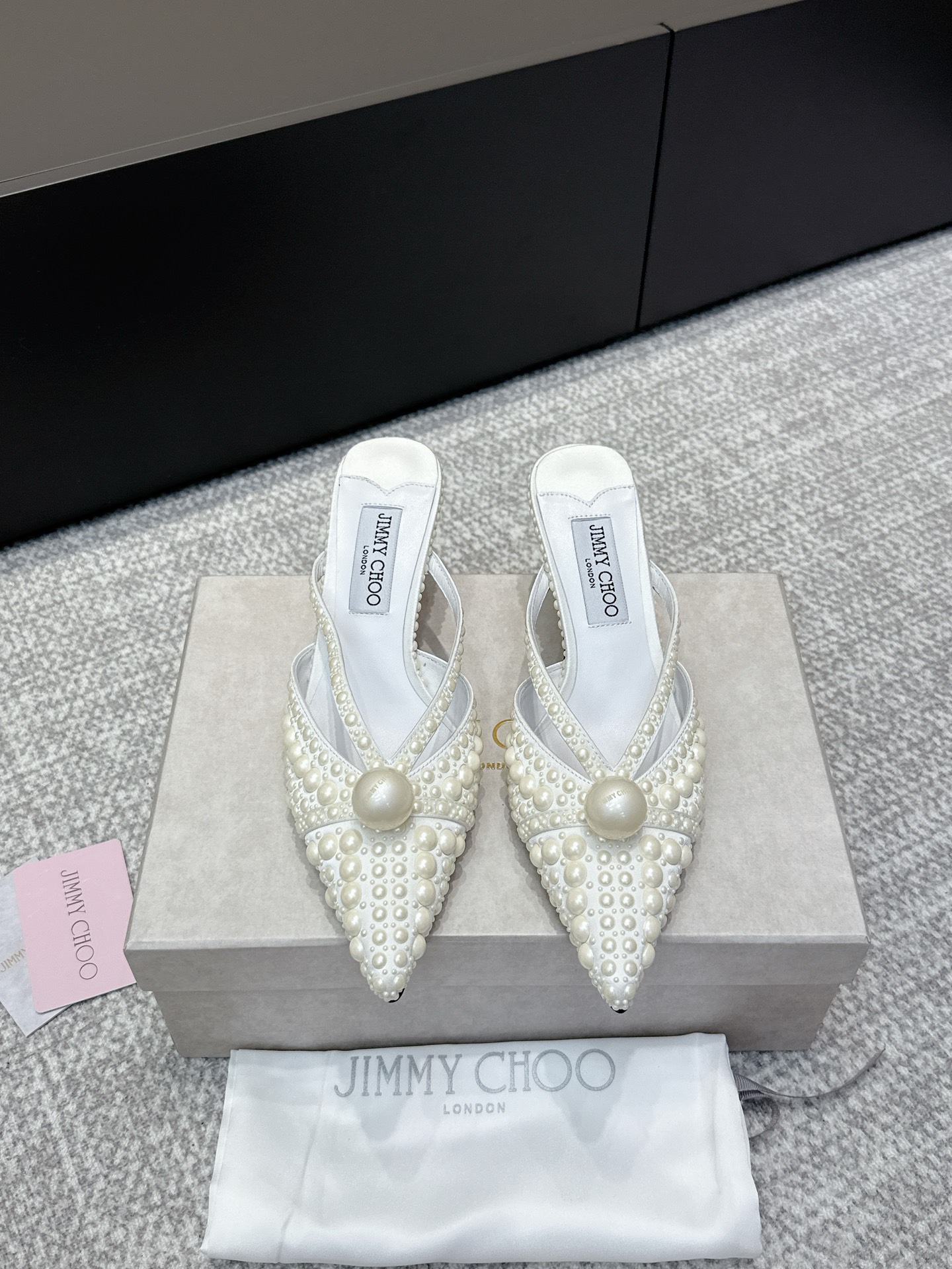NO:494918,Purchase grade JimmyCho*25s new pearl high heels Pearl high heels, crystal tiled upper, V-mouth design stretched leg lines, with crystal foot and ankle chain, each crystal is hand-in-hand inlaid, point-grade water droplet crystal at the heel, shaking step by step, swaying posture~ White mesh + broken diamonds are indeed fairy to aphasia~ Excellent style for banquet/date/photos~ A must-choose for little fairies~ Material pearls, inner sheep, outsole imported from Italy, genuine leather soles Heel height: 5cm Shoe size 35-39/40 41 Customized non-return and exchange, semi-torque high heels, jimmy choo, high heels, Leather soles19860909代购级 JimmyCho*25s新款珍珠高跟鞋 珍珠高跟鞋,鞋面水晶平铺,V口设计拉伸腿部线条,自带水晶足踝链,每一颗水晶都是手工镶嵌,后跟处点级水滴型水晶,一步一摇,摇曳生姿～白色网纱＋碎钻确实仙到失语～宴会/约会/拍照绝佳款～小仙女必选款～ 材质珍珠 内里羊里 大底意大利进口真皮大底 跟高: 5cm 鞋码35-39/40 41定制不退换,半拖高跟鞋,jimmy choo,high heels,Leather soles,Women's Shoes