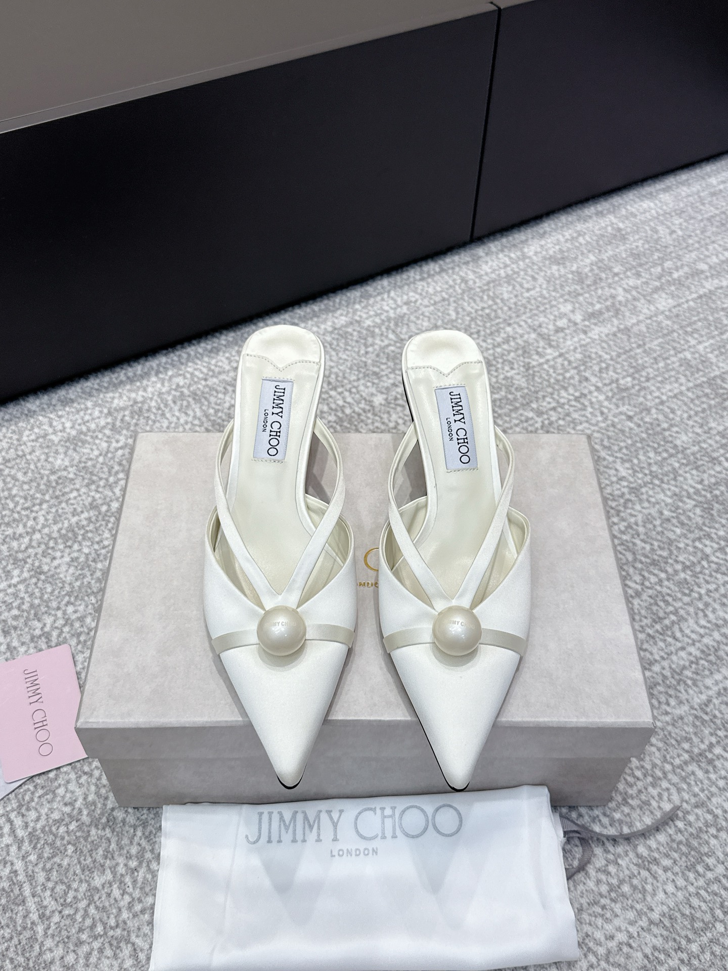 NO:494925,Purchase grade JimmyCho*25s new pearl high heels Pearl high heels, crystal tiled upper, V-mouth design stretched leg lines, crystal foot and ankle chain, each crystal is hand-in-hand inlaid, point-grade water droplet crystal at the heel, shaking step by step, swaying posture ~ white mesh + broken diamonds are indeed fairy to aphasia~ Excellent style for banquet/date/photos~ A must-choose for little fairies~ Material cowhide inner sheep lining outsole imported from Italy Heel height: 5cm Shoe size 35-39/40 41 Customized non-return and exchange, semi-torque high heels, jimmy choo, high heels, cowhide, Leather soles19860909代购级 JimmyCho*25s新款珍珠高跟鞋 珍珠高跟鞋,鞋面水晶平铺,V口设计拉伸腿部线条,自带水晶足踝链,每一颗水晶都是手工镶嵌,后跟处点级水滴型水晶,一步一摇,摇曳生姿～白色网纱＋碎钻确实仙到失语～宴会/约会/拍照绝佳款～小仙女必选款～ 材质牛皮 内里羊里 大底意大利进口真皮大底 跟高: 5cm 鞋码35-39/40 41定制不退换,半拖高跟鞋,jimmy choo,high heels,cowhide,Leather soles,Women's Shoes