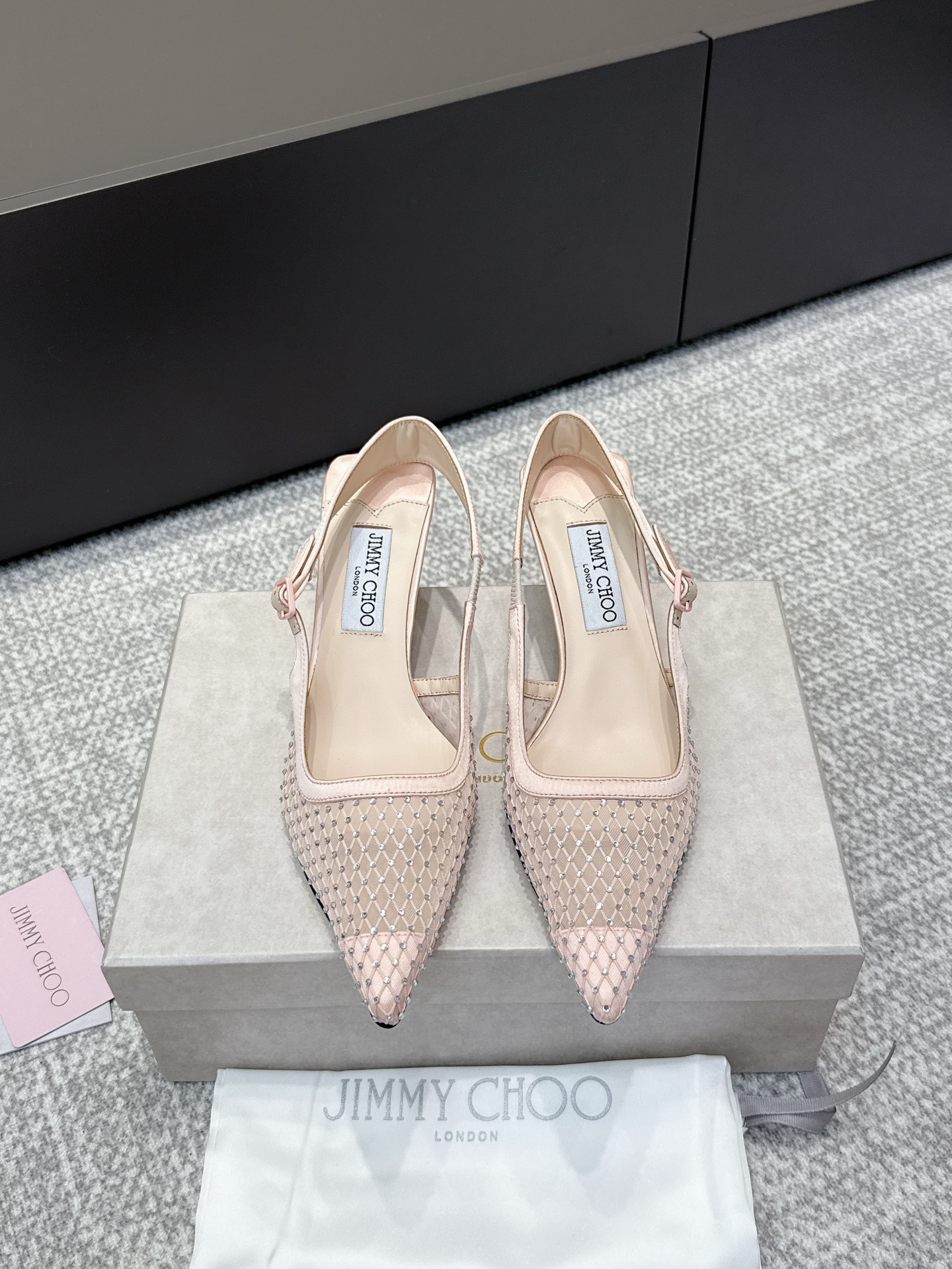 NO:494963,Purchase grade JimmyCho*25s new mesh hot diamond high heel sandals hot diamond high heels, crystal tiled upper, V-mouth design stretched leg lines, crystal foot and ankle chain, each crystal is hand-in-hand inlaid, point-grade water droplet crystal at the heel, shaking step by step, swaying posture ~ white mesh + broken diamonds are indeed fairy to aphasia~ Excellent style for banquet/date/photos~ A must-choose for little fairies~ Material mesh inner sheep lining outsole imported from Italy Heel height: 5cm Shoe size 35-39/40 41 Customized non-return and exchange, high heels sandals, jimmy choo, sandals, high heels, Leather soles19860909代购级 JimmyCho*25s新款网面烫钻高跟凉鞋 烫钻高跟鞋,鞋面水晶平铺,V口设计拉伸腿部线条,自带水晶足踝链,每一颗水晶都是手工镶嵌,后跟处点级水滴型水晶,一步一摇,摇曳生姿～白色网纱＋碎钻确实仙到失语～宴会/约会/拍照绝佳款～小仙女必选款～ 材质网面 内里羊里 大底意大利进口真皮大底 跟高: 5cm 鞋码35-39/40 41定制不退换,高跟鞋凉鞋,jimmy choo,sandals,high heels,Leather soles,Women's Shoes