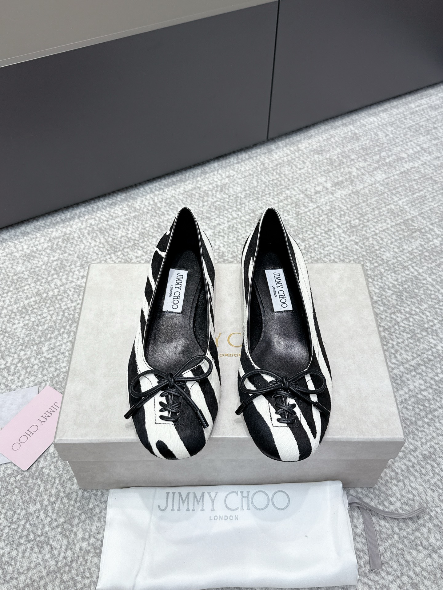 NO:494912,Purchasing grade Jimmy Choo 25s new square-toe shallow-mouth bow horse-haired single shoes The design of the shoes seems simple, but the softness and comfort after wearing them are simply intoxicating! I can say responsibly that this is the lightest and softest shoe I have ever worn this year, and it is as light as if I don’t wear it on my feet! The design of the toe is also very interesting. The oblique square toe design is a bit cute and has a little upturned curve. From the side, the lines of the shoes are also very smooth, and the entire shoe shape looks particularly graceful. It is really a pair of shoes that are both practical and beautiful! The upper is made of horsehair. Its gloss texture and fullness are at its peak. This leather is obtained from young cows, because young skin is more delicate, soft, and has almost no flaws. The texture is not comparable to ordinary leather, so the quality is here. It is soft and skin-friendly like a baby's skin. At the same time, the whole cut fetal cow velvet can be imagined, and it is even more precious! The inside of the sheepskin is skin-friendly and soft, comfortable to wear with barefoot, and you don’t have to worry about being hit or being uncomfortable. The breathability is also first-class, and it can keep it dry in hot summers! Fabric horsehair, fashionable and high-end, small inner pair of sheepskin, soft, comfortable and breathable, outsole original outsole, size 34-42 (34.40.41.42, no return), ballet shoes, jimmy choo, sheepskin19860909代购级 Jimmy Choo 25s新款方头浅口蝴蝶结马毛单鞋 鞋子的设计看似简单,但穿上脚后那个柔软度、舒适度简直让人陶醉！我可以负责任地说,这是我今年穿过最轻、最软的鞋子,穿在脚上就像没穿一样轻若无物！ 鞋头的设计也特别有意思,斜方头设计有点萌萌的,还带着一点点上翘的弧度,从侧面看,鞋子的线条也特别流畅,整个鞋型都显得特别优美,真的是一双既实用又好看的鞋子！ 鞋面采用马毛 其光泽度纹理和饱满度都达到了极致,这种皮革是从年幼的牛身上取得的,因为年幼的皮肤更加细腻、柔软,且几乎没有瑕疵,质感不是普通皮能比的,品质就探在这里了,柔软亲肤就像婴儿的皮肤一样,同时整张切割的胎牛绒,费料程度可想而知,更显珍贵！ 羊皮内裡亲肤又软糯,舒适感光着脚穿,也不用担心会打脚或者不舒服,透气性也是一流的,炎热的夏天穿也能保持干爽！ 面料马毛 时尚高级 内裡小张副绵羊皮 柔软舒适透气 大底原版大底 尺码34-42（34.40.41.42不退换）,芭蕾舞鞋,jimmy choo,sheepskin,Women's Shoes