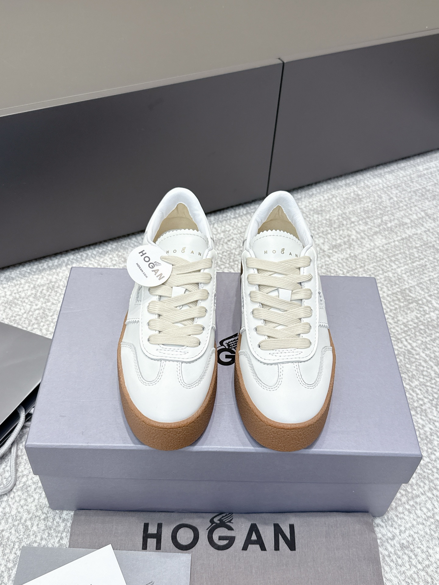 NO:495534,Purchasing grade latest Hogan thick-soled biscuit shoes, NEW latest model is here!  ,The biscuit shoes series finally come out with metal color. The suede on the upper is spliced ​​with calfskin, which takes into account both breathability and wear resistance, which is super suitable for summer wear. The toe is also made of anti-scratch and waterproof designs, and you are no longer afraid of toes toes. Daily outfit IOOTD outfit | same style for celebrities | celebrity outfit | wearable artifacts This pair of biscuit shoes is too amazing, every color is ALL IN! Sisters! I have found the treasure! This pair of summer limited canvas cookies shoes are really amazing, 6 cm high, and the legs are 1.8 meters long when worn! The little one is ecstatic! The height-enhancing effect of this pair of shoes is too natural, visually lengthening the legs, but it will not appear bulky at all, walking steadily, and you will not be tired of shopping for a day~ The shoes are super light! You can hardly feel the weight on your feet, just like stepping on clouds, which is much more comfortable than ordinary canvas shoes, and you will not be able to grind your feet at all, and it is soft fufu~  Help! Every color looks so good! Every color wants ALL IN! HOGAN Cookie Shoes 6 cm high-elongated legs new biscuit shoes canvas material is more suitable for this summer HOGAN new canvas splicing biscuit shoes look good on the feet suede splicing small amount of cowhide, the toe has been slightly improved, the rubber toe wrap is more retro, lighter, thinner and breathable. Hogan H-Stripes series sports and casual shoes | Craftsmanship, elegant accompanying Reshape classics with exquisite craftsmanship, Hogan H-Stripes series sports and casual shoes perfectly combine Italian aesthetics and functional design to create a foot artwork that combines comfort and style. From material selection to detail craftsmanship, every process interprets the brand's persistent pursuit of quality. The balance between high-end materials and durability. Select uppers  Soft calfskin and suede are spliced, combining delicate texture and lightness and breathability, which fits both feet while improving the wearing experience. The lining is made of skin-friendly cotton lining and moisture-wicking, and remains dry when walking for a long time. The sole is anti-slip rubber outsole with shock-resistance rebound, showing stability in the steps. ### **The ingenious craftsmanship and details are extraordinary** 1. **Three-dimensional tailoring ** The upper uses ** laser cutting technology ** precision splicing the iconic stripe elements, with smooth and neat lines, reducing stitching friction, and enhancing the overall lightness. 2. **Handmade quilted edges**The collar and tongue are hand-wrapped by craftsmen to ensure that the edges are flat and markless, fit the ankle curve, and avoid discomfort in the feet. 3.  **Molded integrated molding** midsole is seamlessly combined with the shoe body through the ** high-pressure injection molding process** to strengthen support and provide long-lasting stability when walking dynamically. The H-Stripes series takes **asymmetric stripe design** as its visual core, and is paired with ** hidden shoelace system**, revealing a modern and modern feel in a low-key manner. The shoe side is decorated with ** metal texture H logo**, which shows the brand genes in a low-key. From business commuting to urban walking, you can easily control a variety of scenes. **Hogan H-Stripes—not only a pair of shoes, but also an expression of craftsmanship and design. Size35-40 (40 custom made without return), casual shoes/sports shoes, sneakers, cowhide, chamois leather19860909代购级 最新款Hogan 厚底饼干鞋, NEW最新款来喽！,饼干鞋系列终于出金属配色啦 鞋面麂皮拼接了小牛皮的,兼顾了透气性与耐磨性超级适合夏天穿着 鞋头也做了防剐蹭和防水设计,再也不怕鞋头磨花啦 每日穿搭IOOTD穿搭|明星同款|明星穿搭|穿搭神器 这双饼干鞋也太绝了,每个颜色都想ALL IN! 姐妹们!挖到宝了!这双夏日限定帆布饼干鞋真的绝绝子,6厘米高度,穿上直接腿长一米八! 小个子狂喜!这双鞋的增高效果太自然了,视觉上拉长腿型,但完全不会显笨重,走路稳稳的,逛街暴走一天都不累~ 鞋子超级轻!上脚几乎感觉不到重量,就像踩在云朵上 ,比普通帆布鞋舒服太多了,完全不会磨脚,软 fufu的~ 救命!每一个颜色都好好看啊!每个颜色都想ALL IN! HOGAN饼干鞋 6厘米高度轻松拉长腿型新款饼干鞋帆布材质更适合这个夏天哦 HOGAN新款帆布拼接饼干鞋 上脚很好看麂皮拼接少量牛皮,鞋头做了点改良,橡胶头包裹更有复古感,更轻更薄更透气. Hogan H-Stripes系列运动休闲鞋｜匠心工艺,优雅随行 以精湛工艺重塑经典,Hogan H-Stripes系列运动休闲鞋将意式美学与功能性设计完美融合,打造兼具舒适与风格的足间艺术品.从材质甄选到细节雕琢,每一道工序皆诠释品牌对品质的执着追求.  高级材质舒适与耐穿的平衡 鞋面精选 柔软小牛皮与麂皮拼接,兼具细腻质感与轻盈透气性,贴合双足的同时提升穿着体验.内衬采用 亲肤棉质衬里吸湿排汗,长时间行走依旧保持干爽.鞋底防滑橡胶外底 缓震回弹,步履间尽显稳健. ### **匠心工艺细节成就非凡**  1. **立体剪裁缝合**鞋面采用**激光切割技术**精准拼接标志性条纹元素,线条流畅利落,减少缝线摩擦,提升整体轻盈感.  2. **手工绗缝包边**鞋领与鞋舌处由匠人手工包覆,确保边缘平整无痕,贴合脚踝曲线,避免磨脚不适.  3. **模压一体成型**中底通过**高压注模工艺**与鞋身无缝结合,强化支撑力,动态行走时提供持久稳定性.  H-Stripes系列以**不对称条纹设计**为视觉核心,搭配**隐藏式鞋带系统**,低调中透露出现代摩登感.鞋侧点缀**金属质感H标识**,低调彰显品牌基因.从商务通勤到都市漫步,皆能轻松驾驭多种场景.  **Hogan H-Stripes——不止是一双鞋,更是工艺与设计的表达 Size35-40（40订做不退换）,休闲鞋/运动鞋,sneakers,cowhide,chamois leather,Women's Shoes