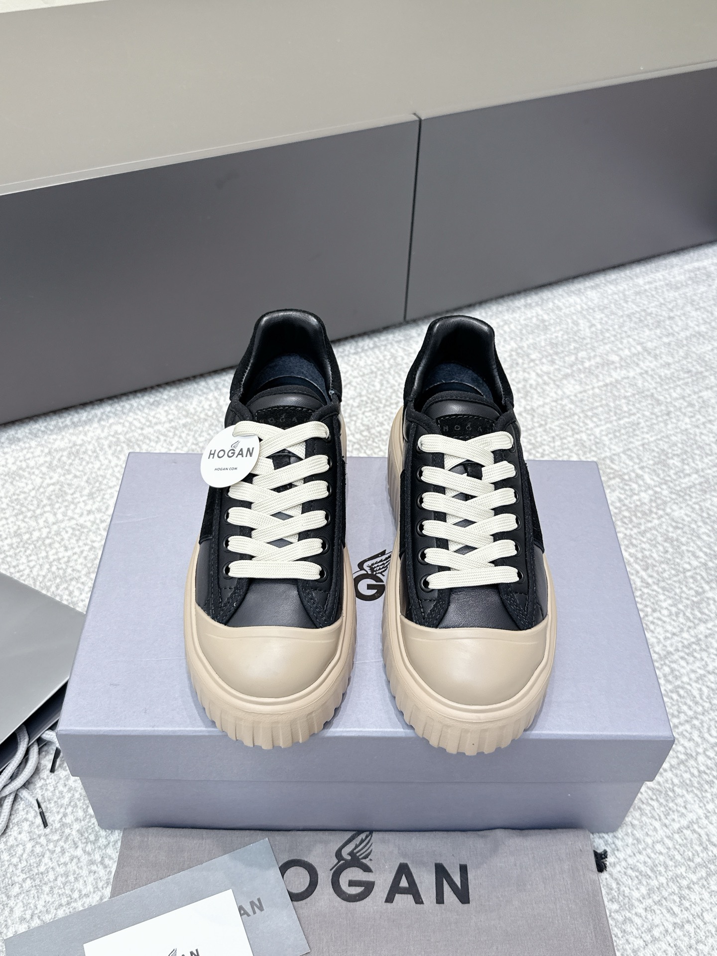 NO:495527,Purchase grade men's latest Hogan couple's thick-soled biscuit shoes, NEW's latest model is here!  ,The biscuit shoes series finally come out with metal color. The suede on the upper is spliced ​​with calfskin, which takes into account both breathability and wear resistance, which is super suitable for summer wear. The toe is also made of anti-scratch and waterproof designs, and you are no longer afraid of toes toes. Daily outfit IOOTD outfit | same style for celebrities | celebrity outfit | wearable artifacts This pair of biscuit shoes is too amazing, every color is ALL IN! Sisters! I have found the treasure! This pair of summer limited canvas cookies shoes are really amazing, 6 cm high, and the legs are 1.8 meters long when worn! The little one is ecstatic! The height-enhancing effect of this pair of shoes is too natural, visually lengthening the legs, but it will not appear bulky at all, walking steadily, and you will not be tired of shopping for a day~ The shoes are super light! You can hardly feel the weight on your feet, just like stepping on clouds, which is much more comfortable than ordinary canvas shoes, and you will not be able to grind your feet at all, and it is soft fufu~  Help! Every color looks so good! Every color wants ALL IN! HOGAN Cookie Shoes 6 cm high-elongated legs new biscuit shoes canvas material is more suitable for this summer HOGAN new canvas splicing biscuit shoes look good on the feet suede splicing small amount of cowhide, the toe has been slightly improved, the rubber toe wrap is more retro, lighter, thinner and breathable. Hogan H-Stripes series sports and casual shoes | Craftsmanship, elegant accompanying Reshape classics with exquisite craftsmanship, Hogan H-Stripes series sports and casual shoes perfectly combine Italian aesthetics and functional design to create a foot artwork that combines comfort and style. From material selection to detail craftsmanship, every process interprets the brand's persistent pursuit of quality. The balance between high-end materials and durability. Select uppers  Soft calfskin and suede are spliced, combining delicate texture and lightness and breathability, which fits both feet while improving the wearing experience. The lining is made of skin-friendly cotton lining and moisture-wicking, and remains dry when walking for a long time. The sole is anti-slip rubber outsole with shock-resistance rebound, showing stability in the steps. ### **The ingenious craftsmanship and details are extraordinary** 1. **Three-dimensional tailoring ** The upper uses ** laser cutting technology ** precision splicing the iconic stripe elements, with smooth and neat lines, reducing stitching friction, and enhancing the overall lightness. 2. **Handmade quilted edges**The collar and tongue are hand-wrapped by craftsmen to ensure that the edges are flat and markless, fit the ankle curve, and avoid discomfort in the feet. 3.  **Molded integrated molding** midsole is seamlessly combined with the shoe body through the ** high-pressure injection molding process, strengthening support and providing long-lasting stability when walking dynamically. The H-Stripes series takes **asymmetric stripe design** as the visual core, and is paired with ** hidden shoelace system**, revealing a modern and modern feel in a low-key manner. The shoe side is decorated with ** metal texture H logo**, which shows the brand genes in a low-key. From business commuting to urban walking, you can easily control a variety of scenes. **Hogan H-Stripes—not only a pair of shoes, but also an expression of craftsmanship and design. Size35-44, casual shoes/sneakers, sneakers, cowhide, chamois leather19860909代购级 男款 最新款Hogan 情侣款厚底饼干鞋, NEW最新款来喽！,饼干鞋系列终于出金属配色啦 鞋面麂皮拼接了小牛皮的,兼顾了透气性与耐磨性超级适合夏天穿着 鞋头也做了防剐蹭和防水设计,再也不怕鞋头磨花啦 每日穿搭IOOTD穿搭|明星同款|明星穿搭|穿搭神器 这双饼干鞋也太绝了,每个颜色都想ALL IN! 姐妹们!挖到宝了!这双夏日限定帆布饼干鞋真的绝绝子,6厘米高度,穿上直接腿长一米八! 小个子狂喜!这双鞋的增高效果太自然了,视觉上拉长腿型,但完全不会显笨重,走路稳稳的,逛街暴走一天都不累~ 鞋子超级轻!上脚几乎感觉不到重量,就像踩在云朵上 ,比普通帆布鞋舒服太多了,完全不会磨脚,软 fufu的~ 救命!每一个颜色都好好看啊!每个颜色都想ALL IN! HOGAN饼干鞋 6厘米高度轻松拉长腿型新款饼干鞋帆布材质更适合这个夏天哦 HOGAN新款帆布拼接饼干鞋 上脚很好看麂皮拼接少量牛皮,鞋头做了点改良,橡胶头包裹更有复古感,更轻更薄更透气. Hogan H-Stripes系列运动休闲鞋｜匠心工艺,优雅随行 以精湛工艺重塑经典,Hogan H-Stripes系列运动休闲鞋将意式美学与功能性设计完美融合,打造兼具舒适与风格的足间艺术品.从材质甄选到细节雕琢,每一道工序皆诠释品牌对品质的执着追求.  高级材质舒适与耐穿的平衡 鞋面精选 柔软小牛皮与麂皮拼接,兼具细腻质感与轻盈透气性,贴合双足的同时提升穿着体验.内衬采用 亲肤棉质衬里吸湿排汗,长时间行走依旧保持干爽.鞋底防滑橡胶外底 缓震回弹,步履间尽显稳健. ### **匠心工艺细节成就非凡**  1. **立体剪裁缝合**鞋面采用**激光切割技术**精准拼接标志性条纹元素,线条流畅利落,减少缝线摩擦,提升整体轻盈感.  2. **手工绗缝包边**鞋领与鞋舌处由匠人手工包覆,确保边缘平整无痕,贴合脚踝曲线,避免磨脚不适.  3. **模压一体成型**中底通过**高压注模工艺**与鞋身无缝结合,强化支撑力,动态行走时提供持久稳定性.  H-Stripes系列以**不对称条纹设计**为视觉核心,搭配**隐藏式鞋带系统**,低调中透露出现代摩登感.鞋侧点缀**金属质感H标识**,低调彰显品牌基因.从商务通勤到都市漫步,皆能轻松驾驭多种场景.  **Hogan H-Stripes——不止是一双鞋,更是工艺与设计的表达 Size35-44,休闲鞋/运动鞋,sneakers,cowhide,chamois leather,Women's Shoes