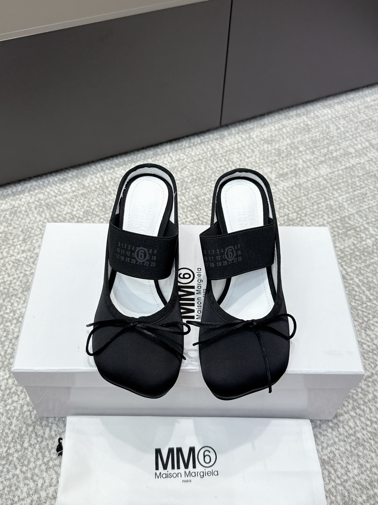 NO:495509,Purchase grade Maison Margiela 25s new ballet flat-sole split-toe Tami single shoes Buyer purchase 1:1 perfect replica, original open mold double-layer genuine leather sole original shoe cover is very generous, matched with various styles, easy to control, the boon of small short legs, instantly become long legs, the foot is not restricted by routine, be yourself as you like~ The fried chicken on the feet is soft and comfortable Material: Cowhide inner: Niuli Outsole: Italian imported leather sole Size: 35-39 (40.41 custom-made without return or exchange), ballet shoes, masion margiela, cowhide19860909代购级 Maison Margiela（梅森·马吉拉）25s新款芭蕾舞平底分趾Tami 单鞋 买手代购1:1完美复刻,原版开模双层真皮鞋底原版套楦鞋型很大方 搭配各种风格都 轻松驾驭 小短腿的福音 身瞬间秒变大长腿 上脚不被常规所拘束,随心所欲做自己~上脚炒鸡柔软舒适 材质 : 牛皮 内里 : 牛里 大底 : 意大利进口真皮底 尺码 : 35-39（40.41定制不退换）,芭蕾舞鞋,masion margiela,cowhide,Women's Shoes