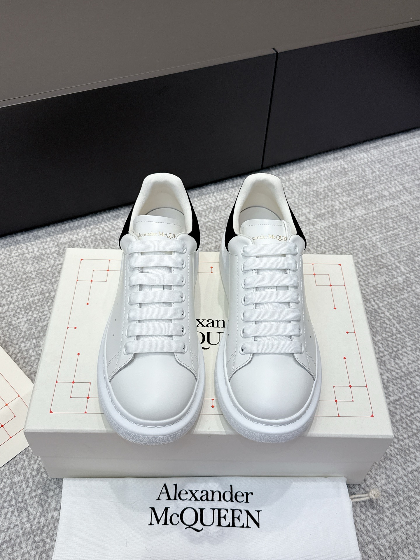 NO:495501,Purchasing grade men [Black Fur Tail] # McQueen deserves to be the king of classics among white shoes. There are indeed many people on the market, and the versions are also uneven, but they are still a distance from the genuine one!  Please see our exclusive 1 exclusive custom latest silk cowhide 2 upgraded last!  3 Upgraded original version without yellowing IP bottom!  Spend more than 20,000 yuan from the newly opened large-sole model!  The color has been upgraded again!  From large materials to large bottoms, we hope to give you a real original experience!  Exclusively customized imported silk cowhide leather from the back surface material, original leather inner lining/stand material top imported knitted breathable inner lining!  Exclusive anti-counterfeiting chip label Size women's model 35-39 (40 can be ordered) Men's size 39-44, casual shoes/sports shoes, alexander mcqueen, sneakers, cowhide19860909代购级 男【黑绒尾】 # 麦昆当之无愧算是小白鞋里的经典之王 市面上做的人也确实不在少数,版本也是参差不齐但真正离正品还是有一段距离！请看我们独家 1独家定制的最新丝绸牛皮 2升级版楦型！ 3升级原版不发黄ip大底！花费2万多从新开的大底模！颜色又升级！大到材质大底,小到五金我们都希望给你真正原版的体验！ 帮面材质独家定制进口丝绸牛皮,原版皮质 内里/垫脚材质顶级进口针织透气内里！ 独家防伪芯片标签 Size女款35-39（40可订） 男码39-44,休闲鞋/运动鞋,alexander mcqueen,sneakers,cowhide,Women's Shoes