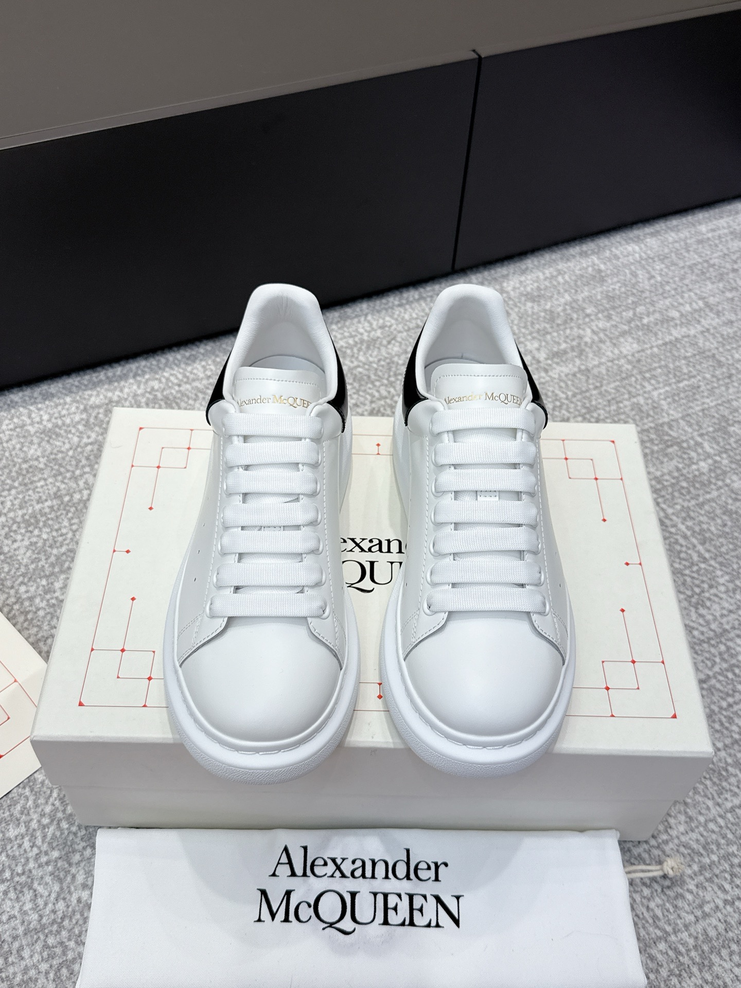 NO:495506,Purchase level: Men [Black Skin Tail] # McQueen deserves to be the king of classics among white shoes. There are indeed many people on the market, and the versions are also uneven, but they are still a distance from the genuine product!  Please see our exclusive 1 exclusive custom latest silk cowhide 2 upgraded last!  3 Upgraded original version without yellowing IP bottom!  Spend more than 20,000 yuan from the newly opened large-sole model!  The color has been upgraded again!  From large materials to large bottoms, we hope to give you a real original experience!  Exclusively customized imported silk cowhide leather from the back surface material, original leather inner lining/stand material top imported knitted breathable inner lining!  Exclusive anti-counterfeiting chip label Size women's model 35-39 (40 can be ordered) Men's size 39-44, casual shoes/sports shoes, alexander mcqueen, sneakers, cowhide19860909代购级 男【黑皮尾】 # 麦昆当之无愧算是小白鞋里的经典之王 市面上做的人也确实不在少数,版本也是参差不齐但真正离正品还是有一段距离！请看我们独家 1独家定制的最新丝绸牛皮 2升级版楦型！ 3升级原版不发黄ip大底！花费2万多从新开的大底模！颜色又升级！大到材质大底,小到五金我们都希望给你真正原版的体验！ 帮面材质独家定制进口丝绸牛皮,原版皮质 内里/垫脚材质顶级进口针织透气内里！ 独家防伪芯片标签 Size女款35-39（40可订） 男码39-44,休闲鞋/运动鞋,alexander mcqueen,sneakers,cowhide,Women's Shoes