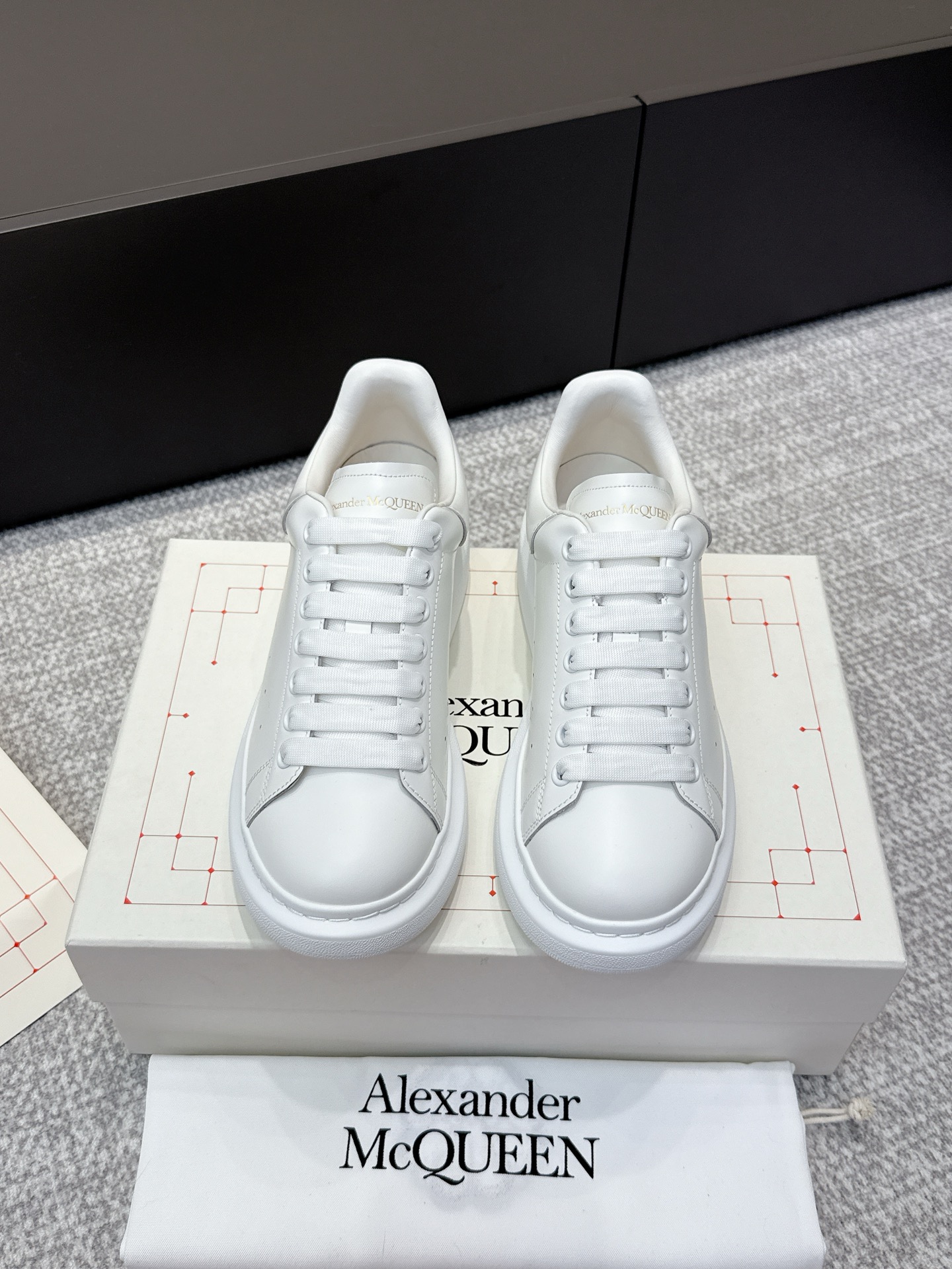 NO:495511,Purchasing grade for men [White-skin tail] # McQueen deserves to be the king of classics among white shoes. There are indeed many people on the market, and the versions are also uneven, but they are still a distance from the genuine one!  Please see our exclusive 1 exclusive custom latest silk cowhide 2 upgraded last!  3 Upgraded original version without yellowing IP bottom!  Spend more than 20,000 yuan from the newly opened large-sole model!  The color has been upgraded again!  From large materials to large bottoms, we hope to give you a real original experience!  Exclusively customized imported silk cowhide leather from the back surface material, original leather inner lining/stand material top imported knitted breathable inner lining!  Exclusive anti-counterfeiting chip label Size women's model 35-39 (40 can be ordered) Men's size 39-44, casual shoes/sports shoes, alexander mcqueen, sneakers, cowhide19860909代购级 男【白皮尾】 # 麦昆当之无愧算是小白鞋里的经典之王 市面上做的人也确实不在少数,版本也是参差不齐但真正离正品还是有一段距离！请看我们独家 1独家定制的最新丝绸牛皮 2升级版楦型！ 3升级原版不发黄ip大底！花费2万多从新开的大底模！颜色又升级！大到材质大底,小到五金我们都希望给你真正原版的体验！ 帮面材质独家定制进口丝绸牛皮,原版皮质 内里/垫脚材质顶级进口针织透气内里！ 独家防伪芯片标签 Size女款35-39（40可订） 男码39-44,休闲鞋/运动鞋,alexander mcqueen,sneakers,cowhide,Women's Shoes