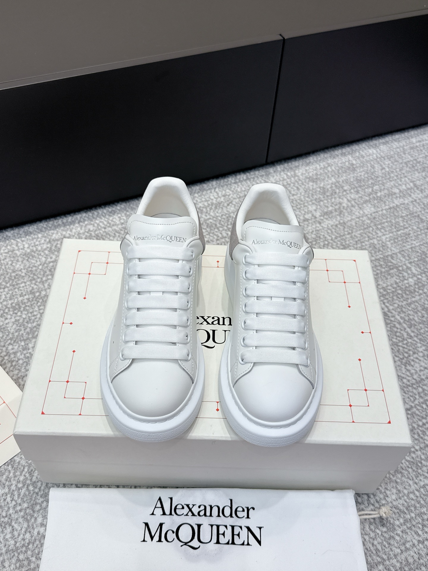 NO:495466,Purchasing grade for men [Grey Fleece Tail] # McQueen deserves to be the king of classics among white shoes. There are indeed many people on the market, and the versions are also uneven, but they are still a distance from the genuine one!  Please see our exclusive 1 exclusive custom latest silk cowhide 2 upgraded last!  3 Upgraded original version without yellowing IP bottom!  Spend more than 20,000 yuan from the newly opened large-sole model!  The color has been upgraded again!  From large materials to large bottoms, we hope to give you a real original experience!  Exclusively customized imported silk cowhide leather from the back surface material, original leather inner lining/stand material top imported knitted breathable inner lining!  Exclusive anti-counterfeiting chip label Size women's model 35-39 (40 can be ordered) Men's size 39-44, casual shoes/sports shoes, alexander mcqueen, sneakers, cowhide19860909代购级 男【灰绒尾】 # 麦昆当之无愧算是小白鞋里的经典之王 市面上做的人也确实不在少数,版本也是参差不齐但真正离正品还是有一段距离！请看我们独家 1独家定制的最新丝绸牛皮 2升级版楦型！ 3升级原版不发黄ip大底！花费2万多从新开的大底模！颜色又升级！大到材质大底,小到五金我们都希望给你真正原版的体验！ 帮面材质独家定制进口丝绸牛皮,原版皮质 内里/垫脚材质顶级进口针织透气内里！ 独家防伪芯片标签 Size女款35-39（40可订） 男码39-44,休闲鞋/运动鞋,alexander mcqueen,sneakers,cowhide,Women's Shoes