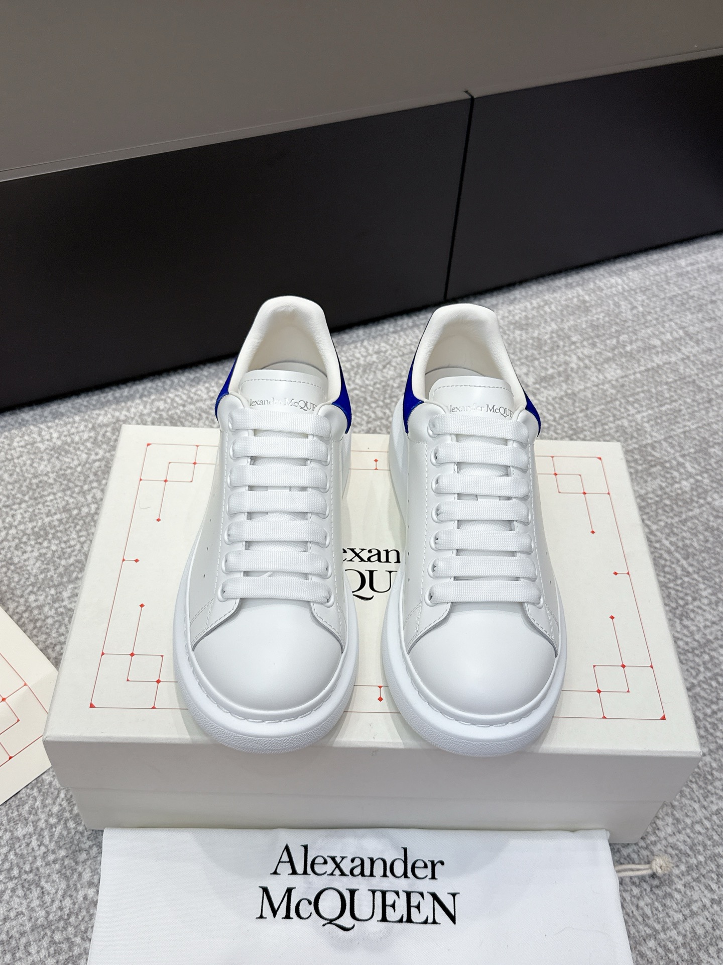 NO:495472,Purchasing grade for men [Blue Fleece Tail] # McQueen deserves to be the king of classics among white shoes. There are indeed many people on the market, and the versions are also uneven, but they are still a distance from the genuine product!  Please see our exclusive 1 exclusive custom latest silk cowhide 2 upgraded last!  3 Upgraded original version without yellowing IP bottom!  Spend more than 20,000 yuan from the newly opened large-sole model!  The color has been upgraded again!  From large materials to large bottoms, we hope to give you a real original experience!  Exclusively customized imported silk cowhide leather from the back surface material, original leather inner lining/stand material top imported knitted breathable inner lining!  Exclusive anti-counterfeiting chip label Size women's model 35-39 (40 can be ordered) Men's size 39-44, casual shoes/sports shoes, alexander mcqueen, sneakers, cowhide19860909代购级 男【蓝绒尾】 # 麦昆当之无愧算是小白鞋里的经典之王 市面上做的人也确实不在少数,版本也是参差不齐但真正离正品还是有一段距离！请看我们独家 1独家定制的最新丝绸牛皮 2升级版楦型！ 3升级原版不发黄ip大底！花费2万多从新开的大底模！颜色又升级！大到材质大底,小到五金我们都希望给你真正原版的体验！ 帮面材质独家定制进口丝绸牛皮,原版皮质 内里/垫脚材质顶级进口针织透气内里！ 独家防伪芯片标签 Size女款35-39（40可订） 男码39-44,休闲鞋/运动鞋,alexander mcqueen,sneakers,cowhide,Women's Shoes