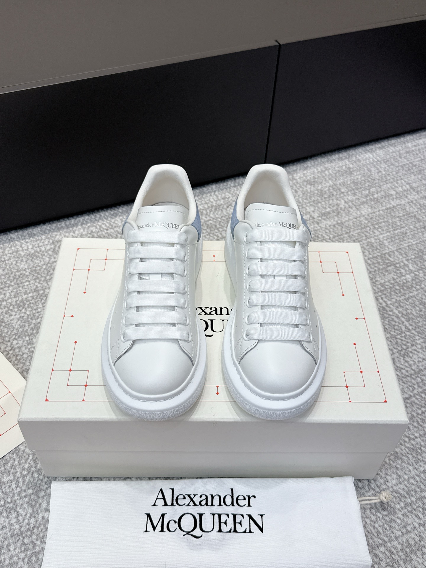 NO:495484,Purchase level for men [Smog Blue Velvet Tail] # McQueen deserves to be the king of classics among white shoes. There are indeed many people on the market, and the versions are also uneven, but they are still a distance from the genuine product!  Please see our exclusive 1 exclusive custom latest silk cowhide 2 upgraded last!  3 Upgraded original version without yellowing IP bottom!  Spend more than 20,000 yuan from the newly opened large-sole model!  The color has been upgraded again!  From large materials to large bottoms, we hope to give you a real original experience!  Exclusively customized imported silk cowhide leather from the back surface material, original leather inner lining/stand material top imported knitted breathable inner lining!  Exclusive anti-counterfeiting chip label Size women's model 35-39 (40 can be ordered) Men's size 39-44, casual shoes/sports shoes, alexander mcqueen, sneakers, cowhide19860909代购级 男【雾霾蓝绒尾】 # 麦昆当之无愧算是小白鞋里的经典之王 市面上做的人也确实不在少数,版本也是参差不齐但真正离正品还是有一段距离！请看我们独家 1独家定制的最新丝绸牛皮 2升级版楦型！ 3升级原版不发黄ip大底！花费2万多从新开的大底模！颜色又升级！大到材质大底,小到五金我们都希望给你真正原版的体验！ 帮面材质独家定制进口丝绸牛皮,原版皮质 内里/垫脚材质顶级进口针织透气内里！ 独家防伪芯片标签 Size女款35-39（40可订） 男码39-44,休闲鞋/运动鞋,alexander mcqueen,sneakers,cowhide,Women's Shoes