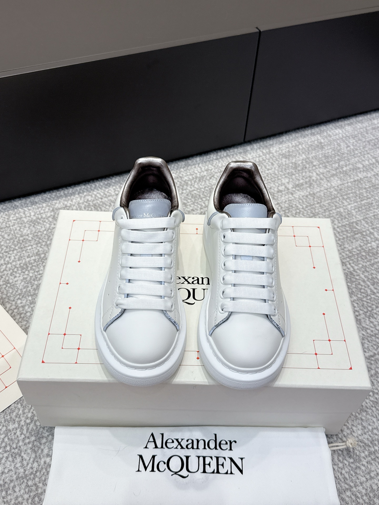 NO:495490,Purchase level, men [3M reflective] # McQueen deserves to be the king of classics among white shoes. There are indeed many people on the market, and the versions are also uneven, but they are still a distance from the genuine product!  Please see our exclusive 1 exclusive custom latest silk cowhide 2 upgraded last!  3 Upgraded original version without yellowing IP bottom!  Spend more than 20,000 yuan from the newly opened large-sole model!  The color has been upgraded again!  From large materials to large bottoms, we hope to give you a real original experience!  Exclusively customized imported silk cowhide leather from the back surface material, original leather inner lining/stand material top imported knitted breathable inner lining!  Exclusive anti-counterfeiting chip label Size women's model 35-39 (40 can be ordered) Men's size 39-44, casual shoes/sports shoes, alexander mcqueen, sneakers, cowhide19860909代购级 男【3M反光】 # 麦昆当之无愧算是小白鞋里的经典之王 市面上做的人也确实不在少数,版本也是参差不齐但真正离正品还是有一段距离！请看我们独家 1独家定制的最新丝绸牛皮 2升级版楦型！ 3升级原版不发黄ip大底！花费2万多从新开的大底模！颜色又升级！大到材质大底,小到五金我们都希望给你真正原版的体验！ 帮面材质独家定制进口丝绸牛皮,原版皮质 内里/垫脚材质顶级进口针织透气内里！ 独家防伪芯片标签 Size女款35-39（40可订） 男码39-44,休闲鞋/运动鞋,alexander mcqueen,sneakers,cowhide,Women's Shoes