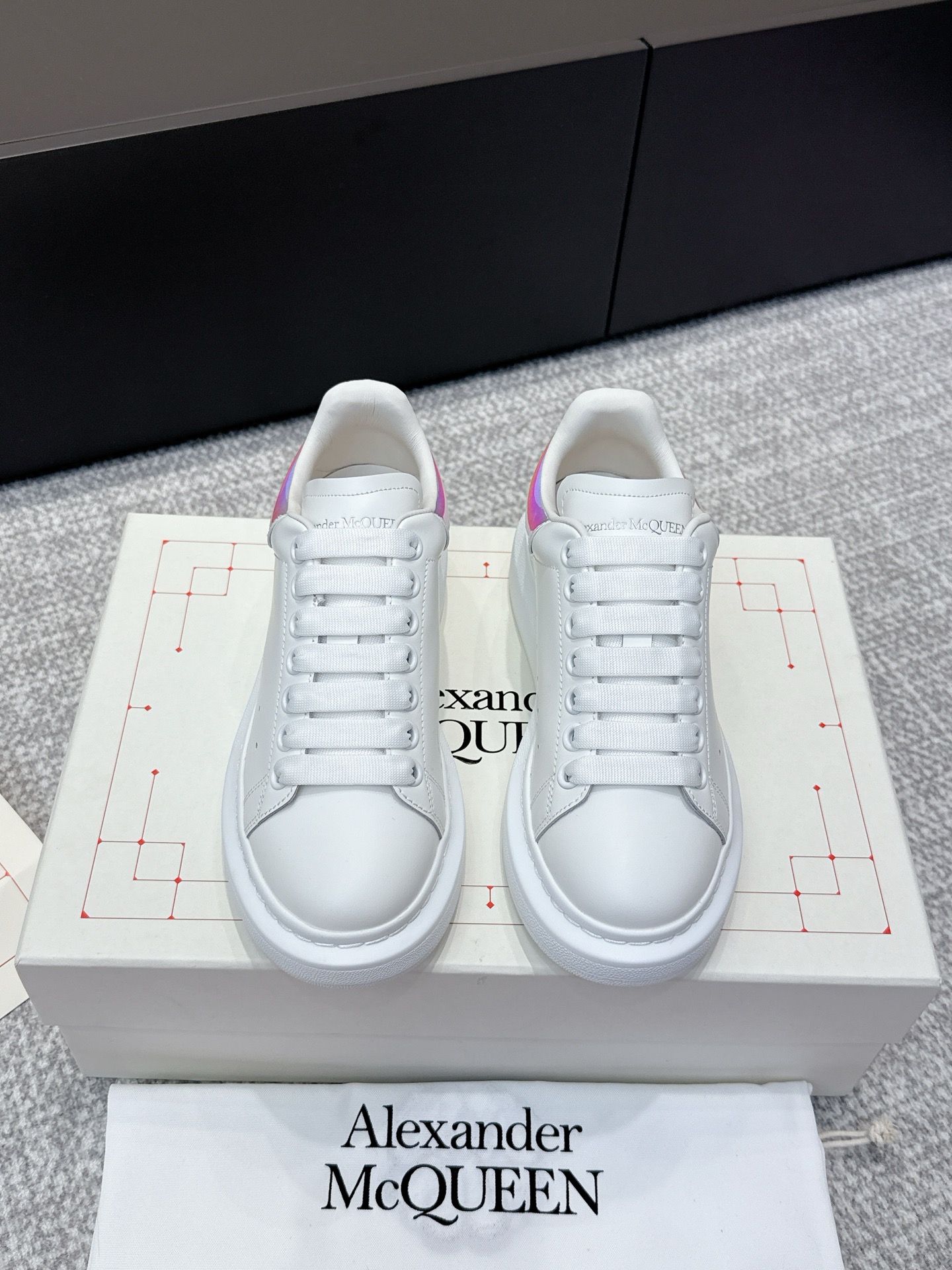 NO:495495,Purchase level: Men [Laser Tail] # McQueen deserves to be the king of classics among white shoes. There are indeed many people on the market, and the versions are also uneven, but they are still a distance from the genuine product!  Please see our exclusive 1 exclusive custom latest silk cowhide 2 upgraded last!  3 Upgraded original version without yellowing IP bottom!  Spend more than 20,000 yuan from the newly opened large-sole model!  The color has been upgraded again!  From large materials to large bottoms, we hope to give you a real original experience!  Exclusively customized imported silk cowhide leather from the back surface material, original leather inner lining/stand material top imported knitted breathable inner lining!  Exclusive anti-counterfeiting chip label Size women's model 35-39 (40 can be ordered) Men's size 39-44, casual shoes/sports shoes, alexander mcqueen, sneakers, cowhide19860909代购级 男【镭射尾】 # 麦昆当之无愧算是小白鞋里的经典之王 市面上做的人也确实不在少数,版本也是参差不齐但真正离正品还是有一段距离！请看我们独家 1独家定制的最新丝绸牛皮 2升级版楦型！ 3升级原版不发黄ip大底！花费2万多从新开的大底模！颜色又升级！大到材质大底,小到五金我们都希望给你真正原版的体验！ 帮面材质独家定制进口丝绸牛皮,原版皮质 内里/垫脚材质顶级进口针织透气内里！ 独家防伪芯片标签 Size女款35-39（40可订） 男码39-44,休闲鞋/运动鞋,alexander mcqueen,sneakers,cowhide,Women's Shoes