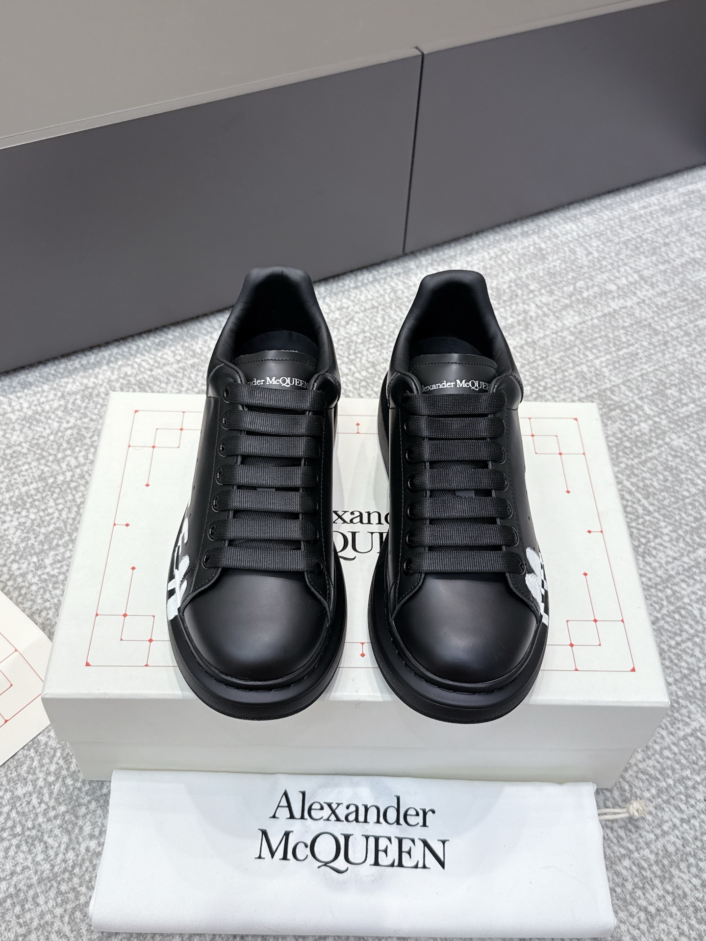 NO:495499,Purchasing level Men # McQueen deserves to be the king of classics among white shoes. There are indeed many people on the market, and the versions are also uneven, but they are still a distance from the genuine product!  Please see our exclusive 1 exclusive custom latest silk cowhide 2 upgraded last!  3 Upgraded original version without yellowing IP bottom!  Spend more than 20,000 yuan from the newly opened large-sole model!  The color has been upgraded again!  From large materials to large bottoms, we hope to give you a real original experience!  Exclusively customized imported silk cowhide leather from the back surface material, original leather inner lining/stand material top imported knitted breathable inner lining!  Exclusive anti-counterfeiting chip label Size women's model 35-39 (40 can be ordered) Men's size 39-44, casual shoes/sports shoes, alexander mcqueen, sneakers, cowhide19860909代购级 男 # 麦昆当之无愧算是小白鞋里的经典之王 市面上做的人也确实不在少数,版本也是参差不齐但真正离正品还是有一段距离！请看我们独家 1独家定制的最新丝绸牛皮 2升级版楦型！ 3升级原版不发黄ip大底！花费2万多从新开的大底模！颜色又升级！大到材质大底,小到五金我们都希望给你真正原版的体验！ 帮面材质独家定制进口丝绸牛皮,原版皮质 内里/垫脚材质顶级进口针织透气内里！ 独家防伪芯片标签 Size女款35-39（40可订） 男码39-44,休闲鞋/运动鞋,alexander mcqueen,sneakers,cowhide,Women's Shoes