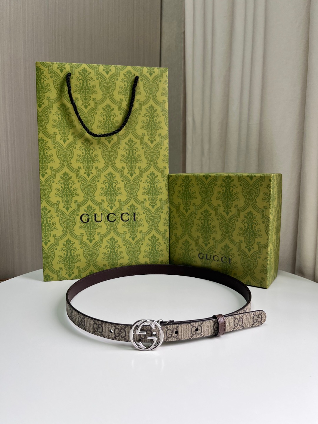 品牌: GUCCI, 顶级原厂 官网对版\n价格：批ZJ [礼物][礼物][礼物]\n尺寸：.0cm 女款\n包装：配送图片中最新礼品包装，敬请认准！！！\n扣头：真空镀金双G钻扣[爱心][爱心][爱心][爱心][爱心]\n买手心得：每一季，品牌典藏设计中的标志性元素都会吐故纳新，为经典注入新意。这款皮革腰带。圆形互扣式双G配件赋予这款配饰以独特魅力。\n隐藏 详细信息\n钯金色调配件\n圆形互扣式双G搭扣\n腰带宽.0厘米\n意大利创作\n本款腰带可低腰穿戴。\n寄语：有人会偷我的图；有人会以次充好；但是我只会一招：货真价实！！！