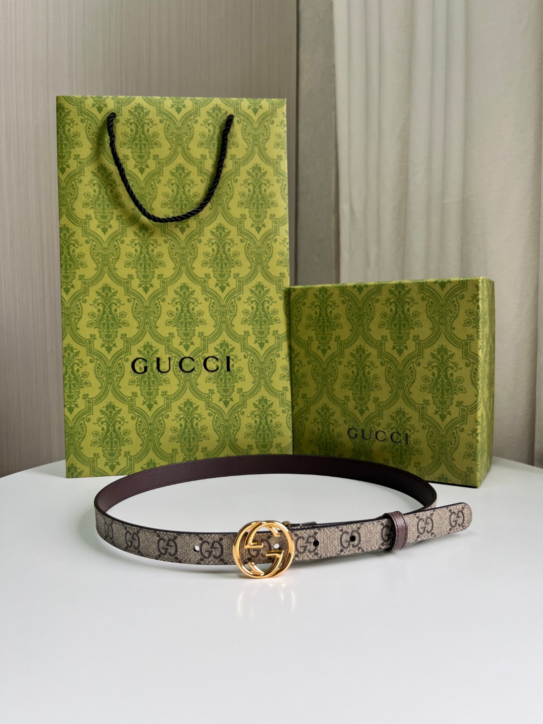 品牌: GUCCI, 顶级原厂 官网对版\n价格：批ZJ [礼物][礼物][礼物]\n尺寸：.0cm 女款\n包装：配送图片中最新礼品包装，敬请认准！！！\n扣头：真空镀金双G钻扣[爱心][爱心][爱心][爱心][爱心]\n买手心得：每一季，品牌典藏设计中的标志性元素都会吐故纳新，为经典注入新意。这款皮革腰带。圆形互扣式双G配件赋予这款配饰以独特魅力。\n隐藏 详细信息\n钯金色调配件\n圆形互扣式双G搭扣\n腰带宽.0厘米\n意大利创作\n本款腰带可低腰穿戴。\n寄语：有人会偷我的图；有人会以次充好；但是我只会一招：货真价实！！！