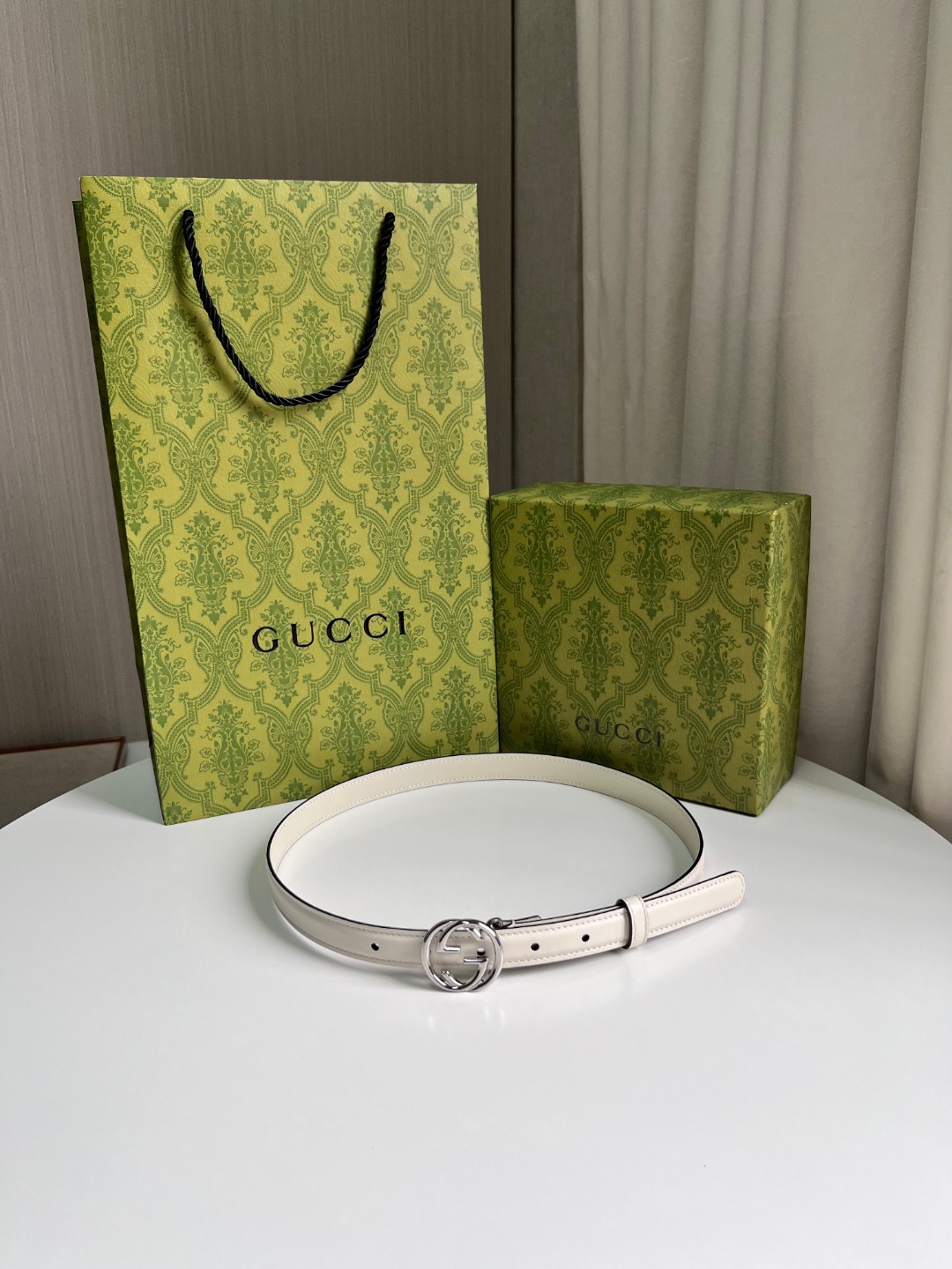 品牌: GUCCI, 顶级原厂 官网对版\n价格：批ZJ [礼物][礼物][礼物]\n尺寸：.0cm 女款\n包装：配送图片中最新礼品包装，敬请认准！！！\n扣头：真空镀金双G钻扣[爱心][爱心][爱心][爱心][爱心]\n买手心得：每一季，品牌典藏设计中的标志性元素都会吐故纳新，为经典注入新意。这款皮革腰带。圆形互扣式双G配件赋予这款配饰以独特魅力。\n隐藏 详细信息\n钯金色调配件\n圆形互扣式双G搭扣\n腰带宽.0厘米\n意大利创作\n本款腰带可低腰穿戴。\n寄语：有人会偷我的图；有人会以次充好；但是我只会一招：货真价实！！！