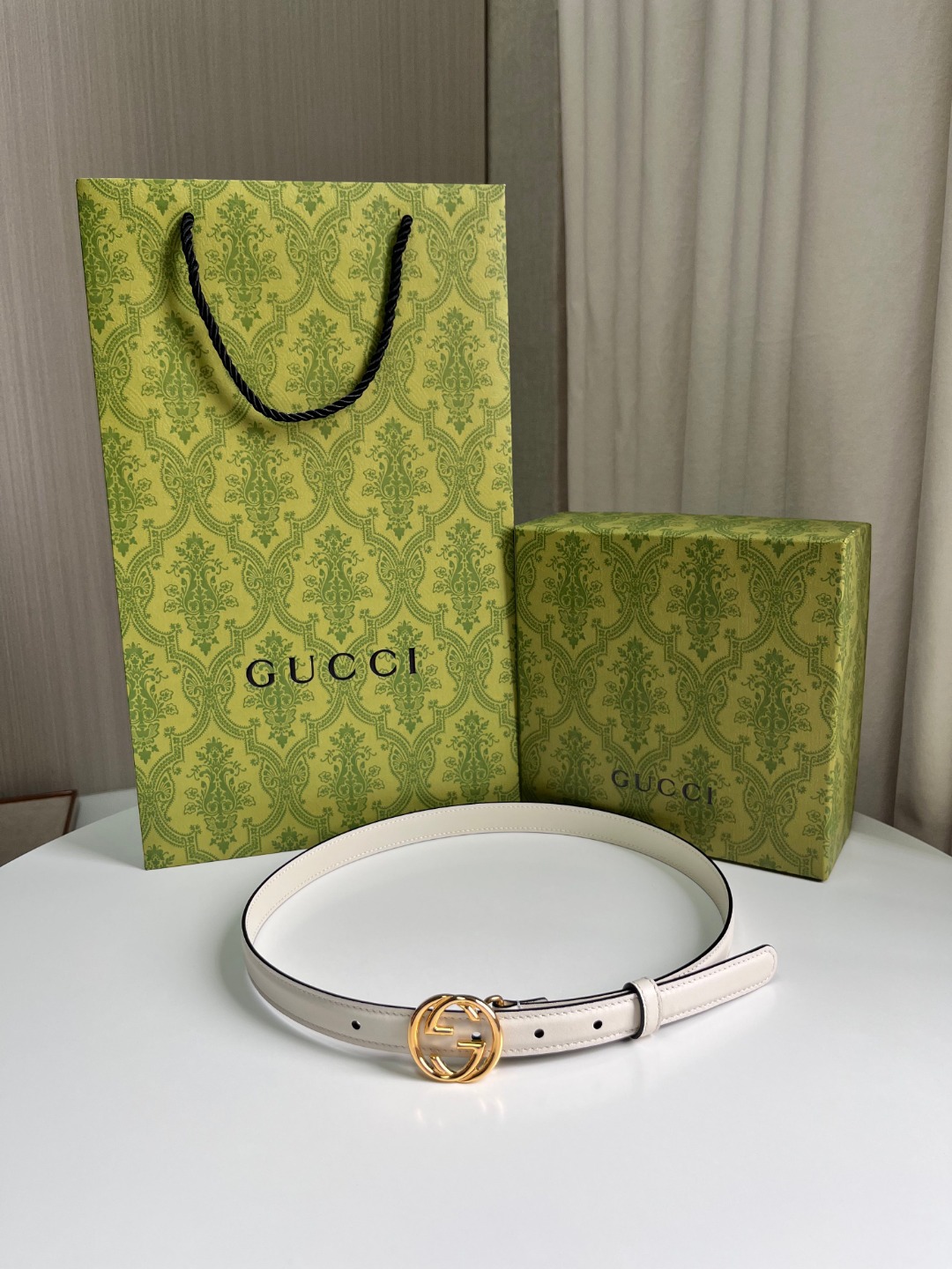 品牌: GUCCI, 顶级原厂 官网对版\n价格：批ZJ [礼物][礼物][礼物]\n尺寸：.0cm 女款\n包装：配送图片中最新礼品包装，敬请认准！！！\n扣头：真空镀金双G钻扣[爱心][爱心][爱心][爱心][爱心]\n买手心得：每一季，品牌典藏设计中的标志性元素都会吐故纳新，为经典注入新意。这款皮革腰带。圆形互扣式双G配件赋予这款配饰以独特魅力。\n隐藏 详细信息\n钯金色调配件\n圆形互扣式双G搭扣\n腰带宽.0厘米\n意大利创作\n本款腰带可低腰穿戴。\n寄语：有人会偷我的图；有人会以次充好；但是我只会一招：货真价实！！！