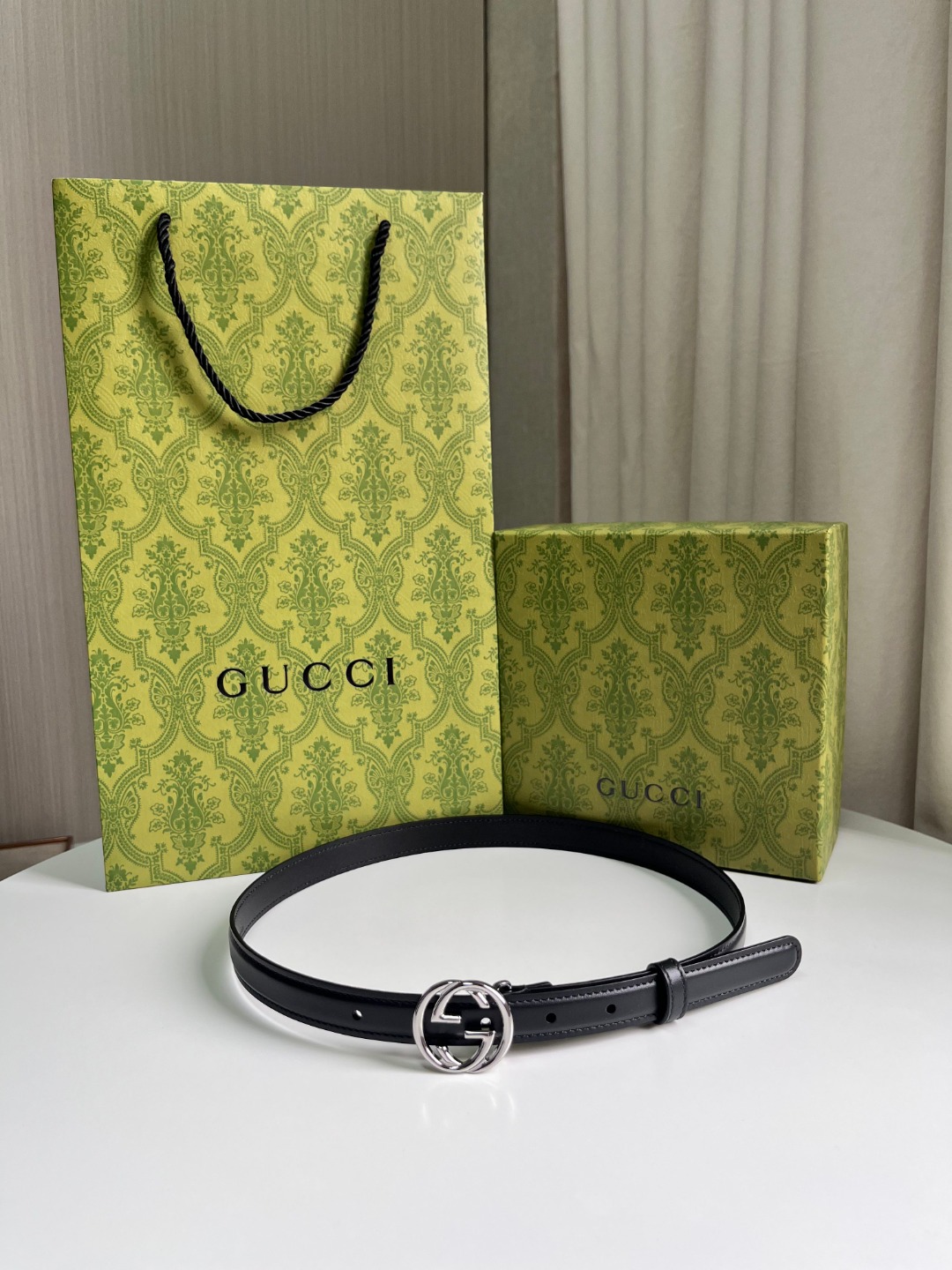 品牌: GUCCI, 顶级原厂 官网对版\n价格：批ZJ [礼物][礼物][礼物]\n尺寸：.0cm 女款\n包装：配送图片中最新礼品包装，敬请认准！！！\n扣头：真空镀金双G钻扣[爱心][爱心][爱心][爱心][爱心]\n买手心得：每一季，品牌典藏设计中的标志性元素都会吐故纳新，为经典注入新意。这款皮革腰带。圆形互扣式双G配件赋予这款配饰以独特魅力。\n隐藏 详细信息\n钯金色调配件\n圆形互扣式双G搭扣\n腰带宽.0厘米\n意大利创作\n本款腰带可低腰穿戴。\n寄语：有人会偷我的图；有人会以次充好；但是我只会一招：货真价实！！！