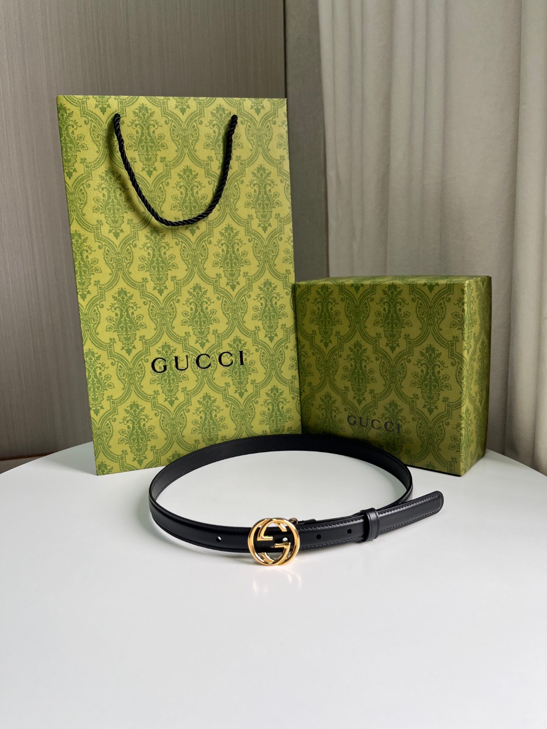 品牌: GUCCI, 顶级原厂 官网对版\n价格：批ZJ [礼物][礼物][礼物]\n尺寸：.0cm 女款\n包装：配送图片中最新礼品包装，敬请认准！！！\n扣头：真空镀金双G钻扣[爱心][爱心][爱心][爱心][爱心]\n买手心得：每一季，品牌典藏设计中的标志性元素都会吐故纳新，为经典注入新意。这款皮革腰带。圆形互扣式双G配件赋予这款配饰以独特魅力。\n隐藏 详细信息\n钯金色调配件\n圆形互扣式双G搭扣\n腰带宽.0厘米\n意大利创作\n本款腰带可低腰穿戴。\n寄语：有人会偷我的图；有人会以次充好；但是我只会一招：货真价实！！！