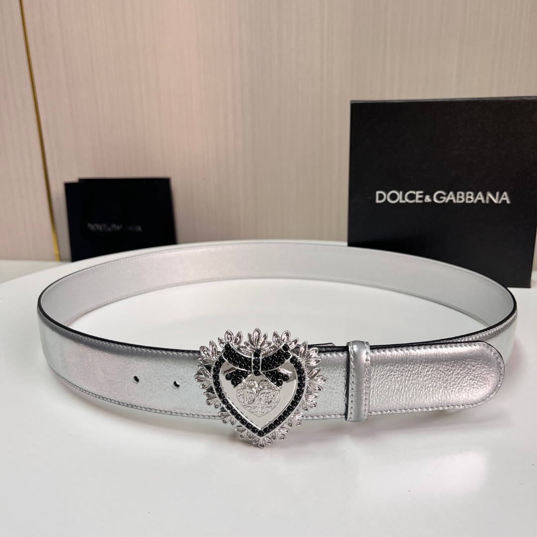 品牌：DOLCE＆GABBANA, 顶级原单，官网对版\n价格：批ZJ [礼物][礼物][礼物]\n尺寸：.0cm 男女款\n包装：配送图片中最新专柜礼品包装，敬请认准！！！\n扣头：正品工艺精品钢材LOGO字母扣头[爱心][爱心][爱心][爱心][爱心]\n买手心得：新款 Dolce