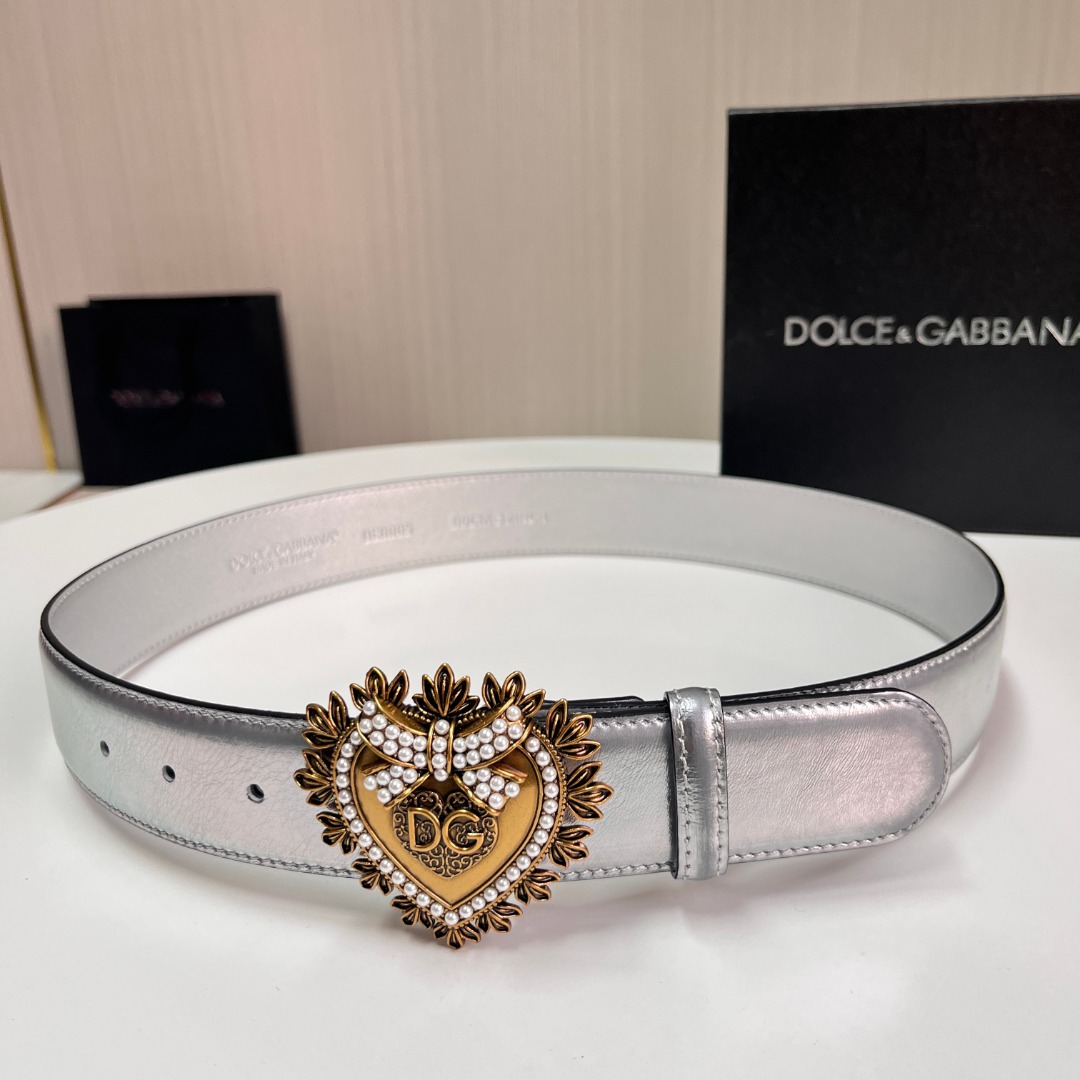 品牌：DOLCE＆GABBANA, 顶级原单，官网对版\n价格：批ZJ [礼物][礼物][礼物]\n尺寸：.0cm 男女款\n包装：配送图片中最新专柜礼品包装，敬请认准！！！\n扣头：正品工艺精品钢材LOGO字母扣头[爱心][爱心][爱心][爱心][爱心]\n买手心得：新款 Dolce