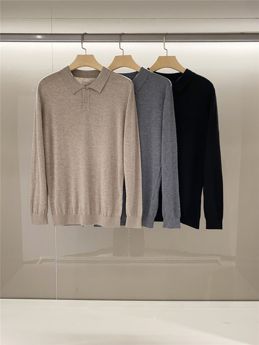 NO:626795,-New products] Lapel business series, warmer in autumn and winter, Italian luxury brand Z Home's new customized series, merino wool series, simple and high-quality men's pullover sweaters, 2025 autumn and winter new solid color men's pure wool sweaters!  Trade channel goods!  The high-end French tailoring art fully displays the charming style of men. It is exclusively debuted. It is a high-quality product through export channels. Luxurious quality has achieved fashion status!  Merino knitted wool material supplied to customers. The fine wool material is woven with Japanese professional and delicate equipment. The texture is greasy and smooth, comfortable and pleasant without a sense of urgency, light and delicate without a prickly feeling!  Solid color simple design with solid color simple design and three-dimensional tailoring, low-key and full of luxury, it is definitely an indispensable matching item for men's wardrobe!  Black Gray Khaki Standard Sizes M to  Size XXXL Bust 116 Shoulder Width 50 Clothing Length 71 Sleeve Length 67,,sweaters,alexander wang19860909-新品】 翻领商务系列,秋冬更保暖,意大利高奢品牌Z家 全新定制系列,美利奴羊毛系列,简洁高品质男士套头毛衣,2025秋冬新款纯色款男士纯羊毛针织衫！贸易渠道货品！高逼格的法式裁剪艺术尽显男士魅力风采,独家首发亮相,出口渠道精品,奢华品质成就时装地位！客供美利奴针织羊毛材质,精细的羊毛料由日本专业细腻器械精织制作,质感油腻润滑,舒适宜人无紧迫感,轻盈细腻无扎刺感！纯色简洁设计配合纯色简洁设计立体剪裁,低调奢侈味十足,绝对是男人衣橱必不可缺少的搭配单品！ 黑色 灰色 卡其 标准尺码 M到XXXL 实物测量数据 M号 胸围100肩宽43衣长66袖长63 L号 胸围104肩宽44衣长67袖长64 XL号胸围108肩宽46衣长68袖长65 XXL号 胸围112肩宽48衣长69袖长66 XXXL号胸围116肩宽50衣长71袖长67,,sweaters,alexander wang,Men's clothing