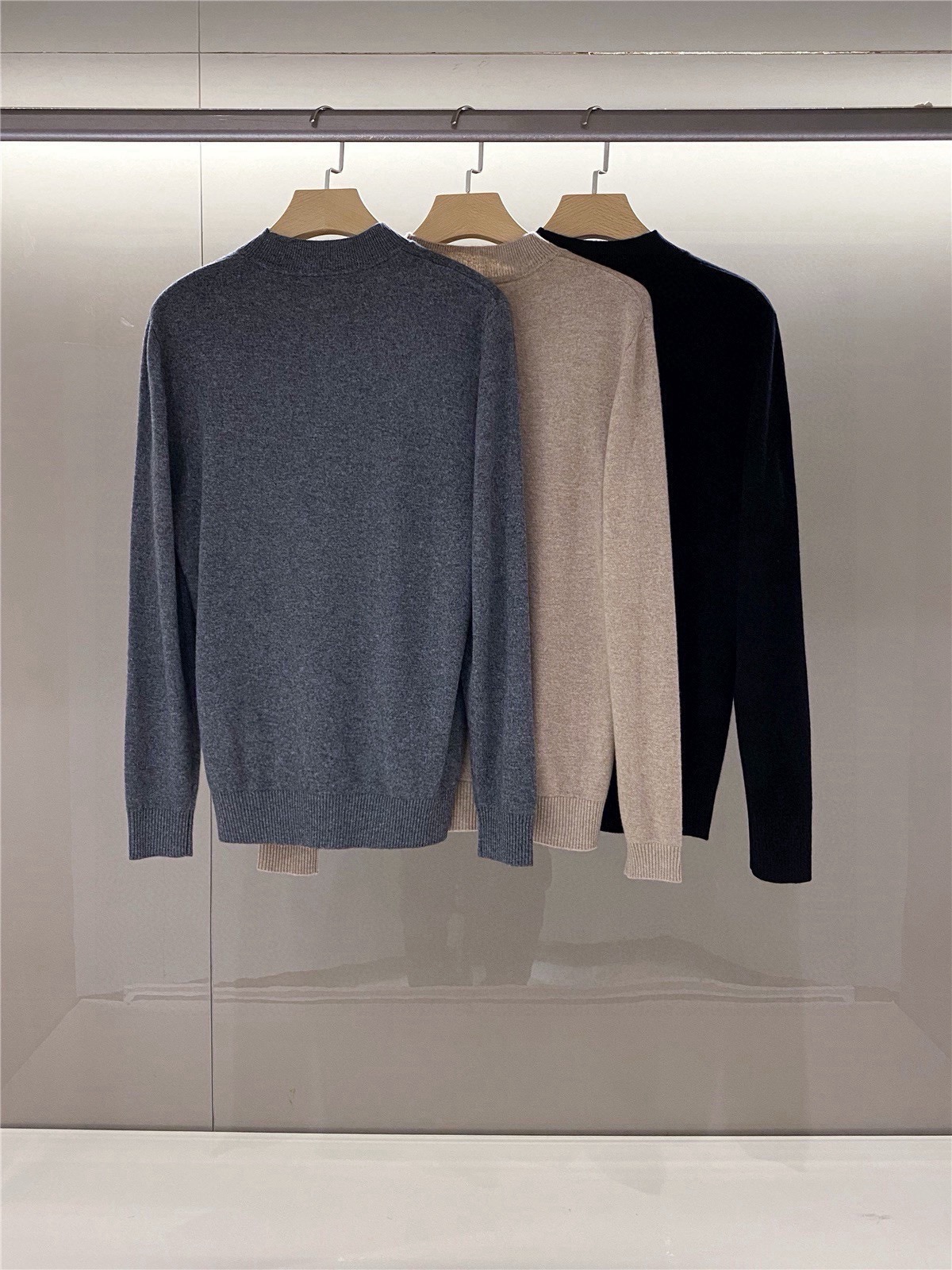 纯色简洁款系列，P+秋冬装新款上市，男士圆领套头毛衣针织衫，P家作为男装界的常青树品牌，当你不知道选什么