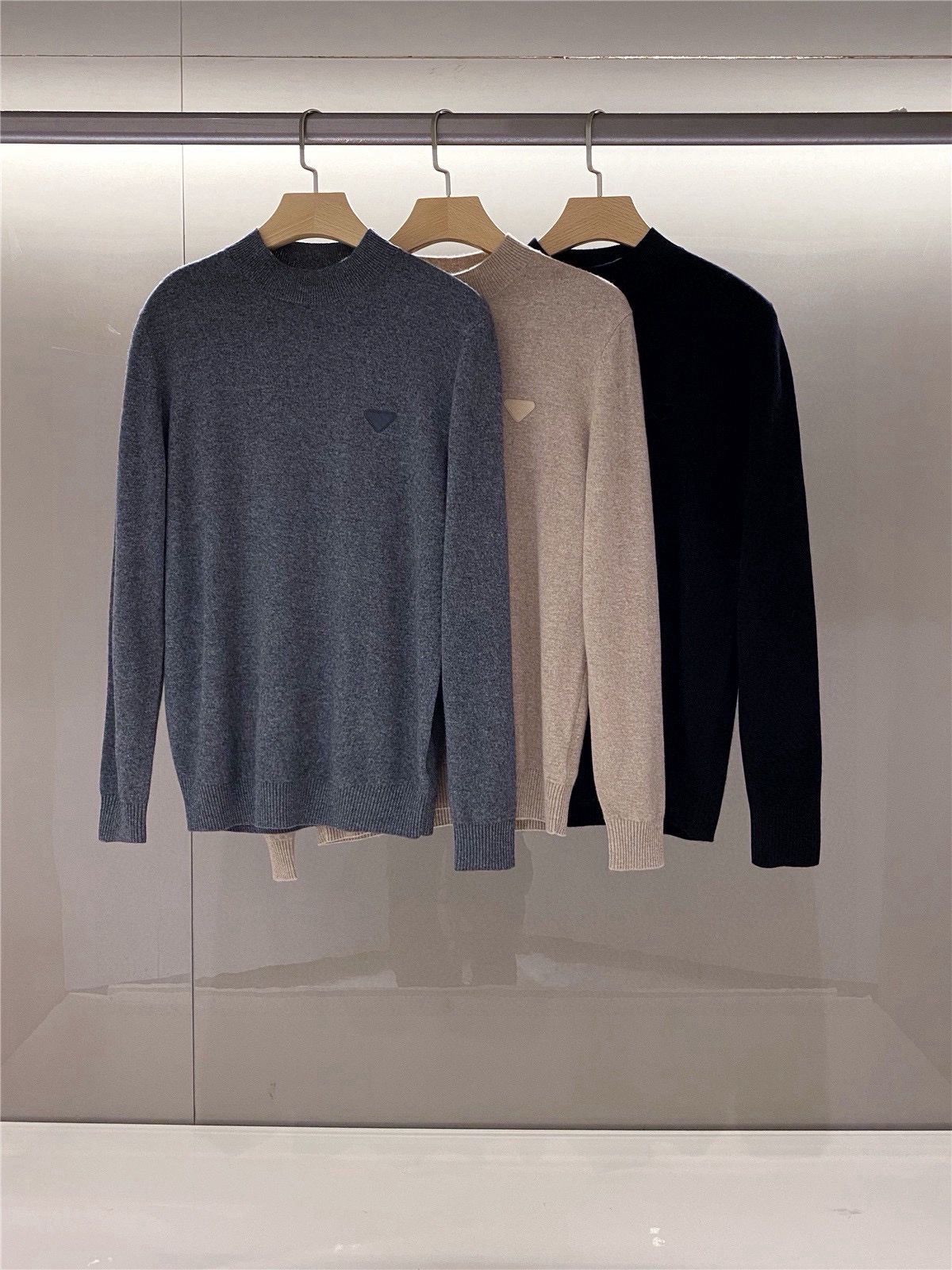 纯色简洁款系列，P+秋冬装新款上市，男士圆领套头毛衣针织衫，P家作为男装界的常青树品牌，当你不知道选什么