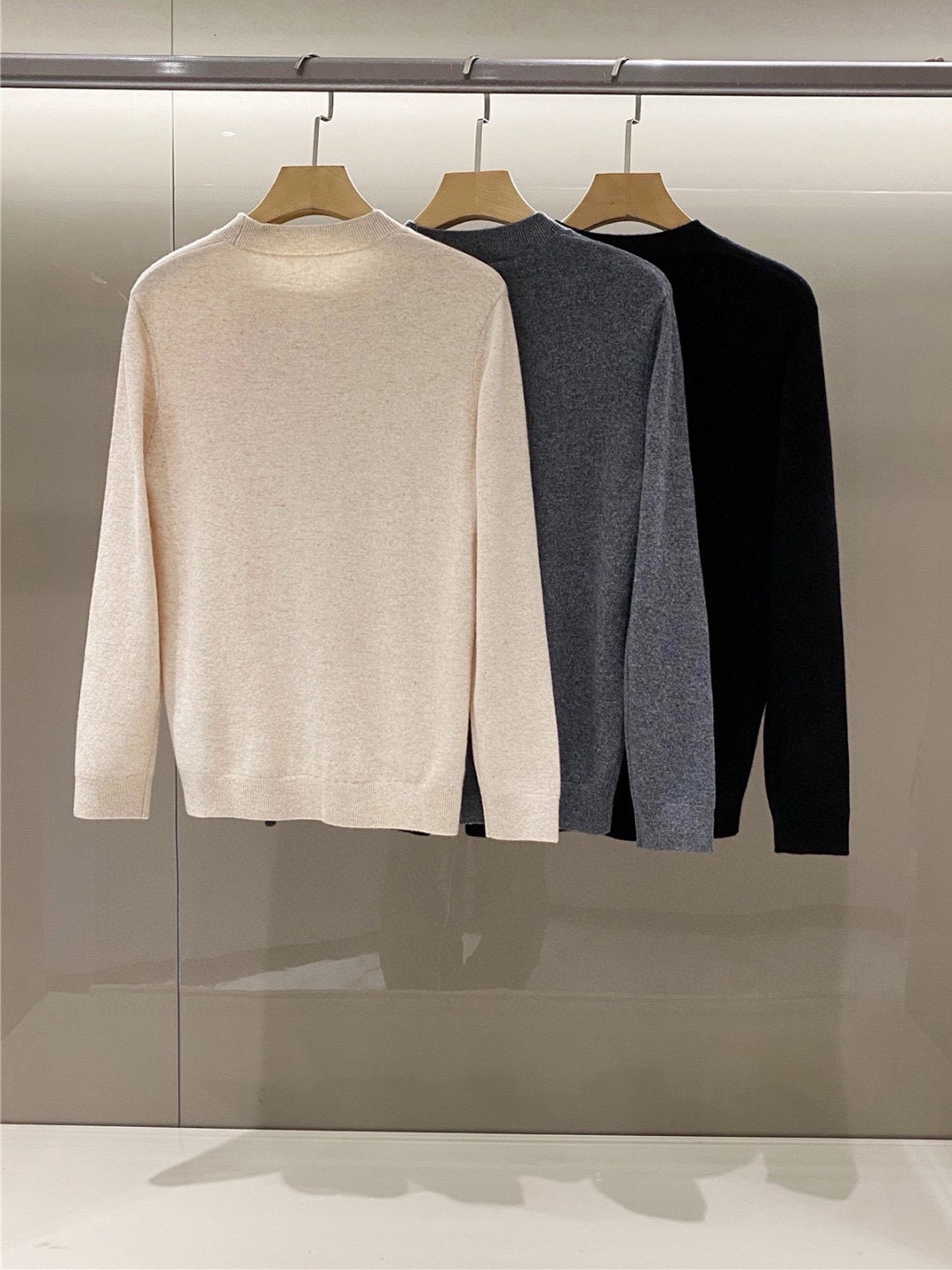 简单大气圆领系列，100%纯羊毛，秋冬更保暖！TB新款，胸前帆船刺绣款区别以往老款！基础款的TB毛衣大家