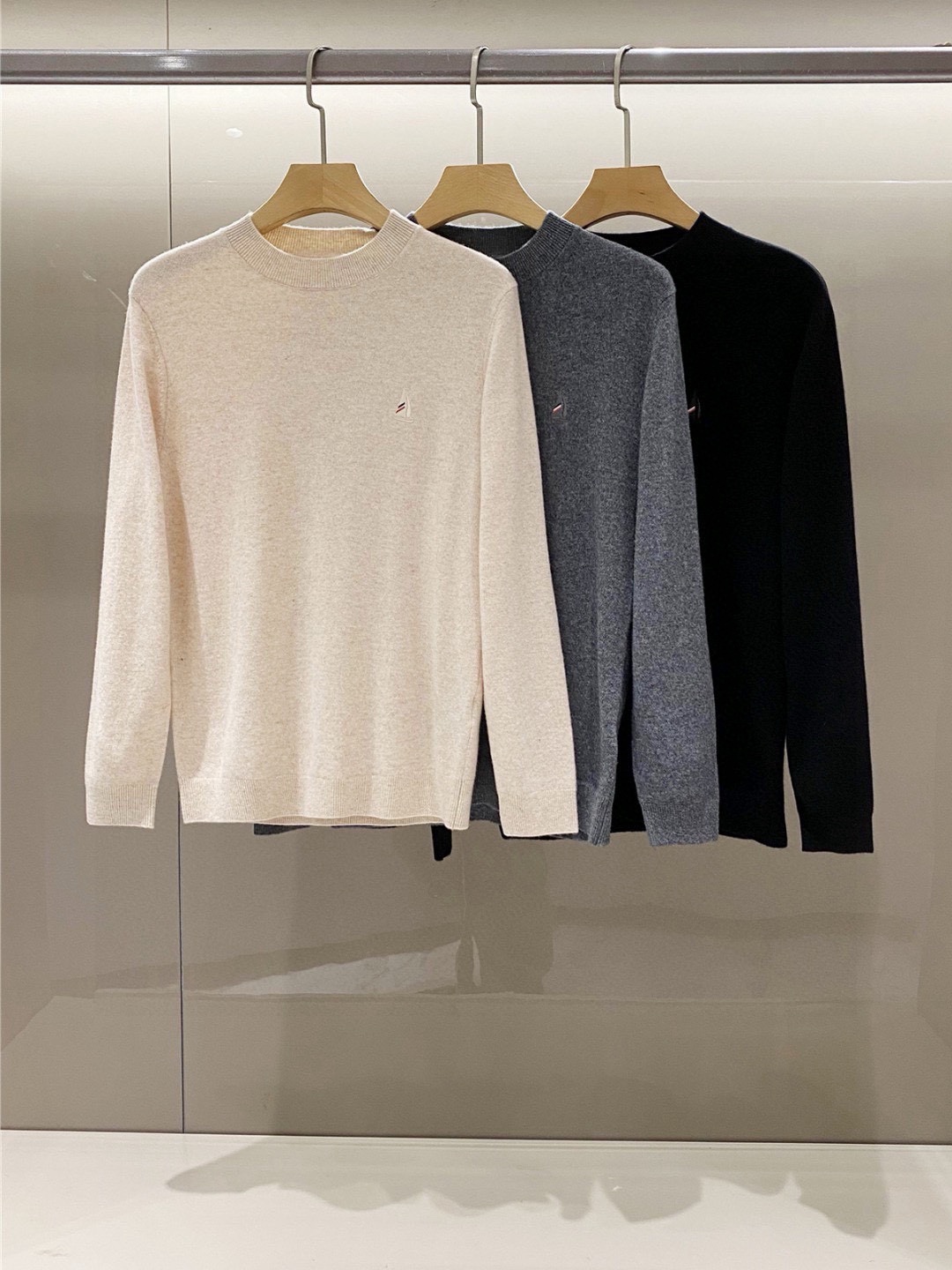 简单大气圆领系列，100%纯羊毛，秋冬更保暖！TB新款，胸前帆船刺绣款区别以往老款！基础款的TB毛衣大家