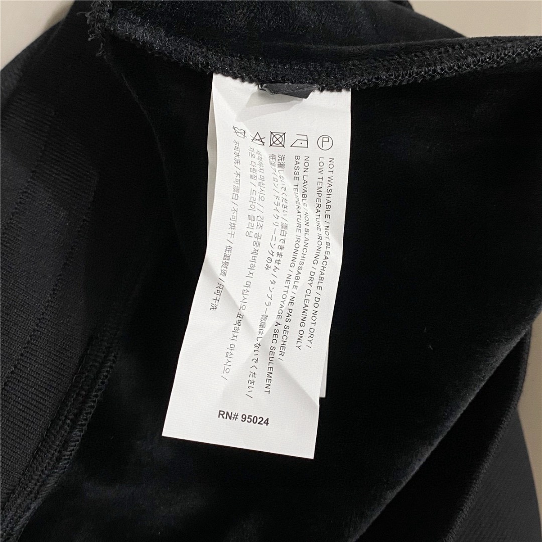 内加绒更保暖，标志性罗马字母 “高街之王，藏银家族出品必入！”全新秋冬系列抽绳运动裤，标志性十字章元素风