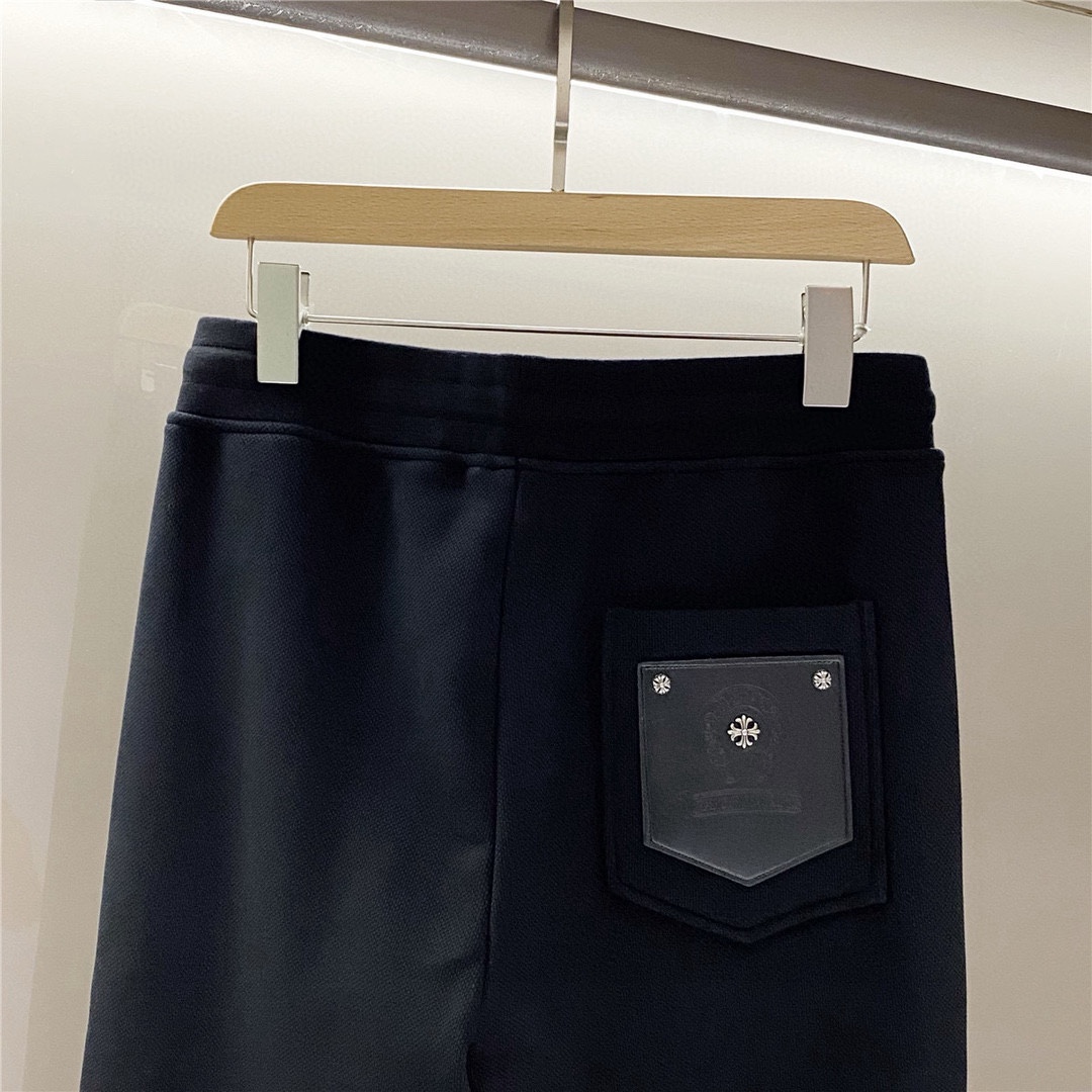 内加绒更保暖，标志性罗马字母 “高街之王，藏银家族出品必入！”全新秋冬系列抽绳运动裤，标志性十字章元素风