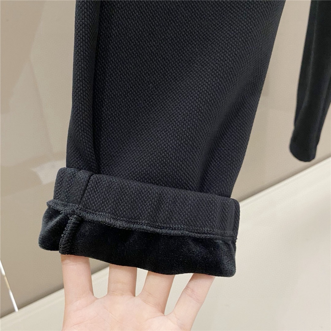 内加绒更保暖，标志性罗马字母 “高街之王，藏银家族出品必入！”全新秋冬系列抽绳运动裤，标志性十字章元素风