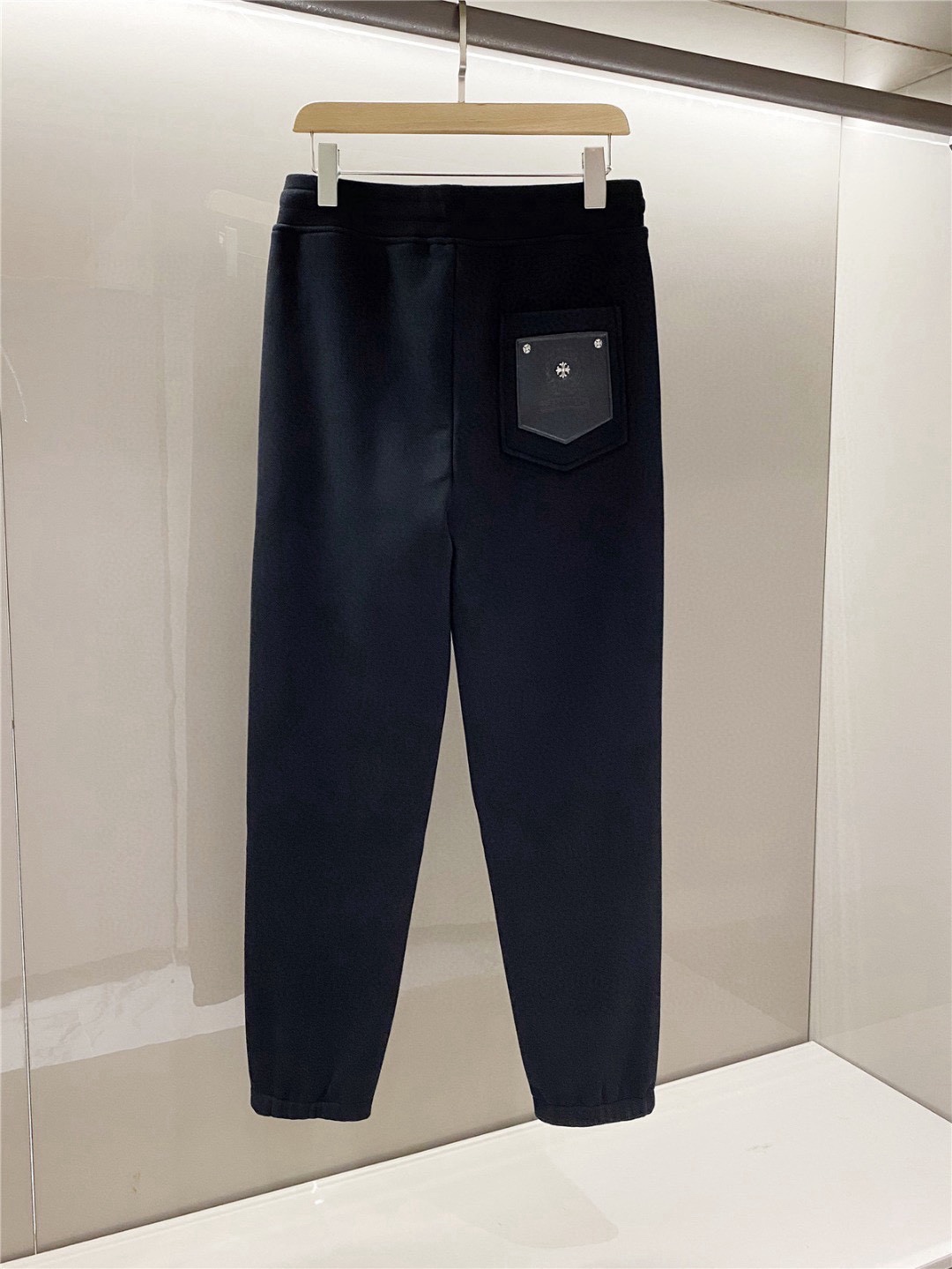 内加绒更保暖，标志性罗马字母 “高街之王，藏银家族出品必入！”全新秋冬系列抽绳运动裤，标志性十字章元素风