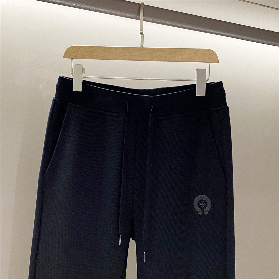 内加绒更保暖，标志性罗马字母 “高街之王，藏银家族出品必入！”全新秋冬系列抽绳运动裤，标志性十字章元素风