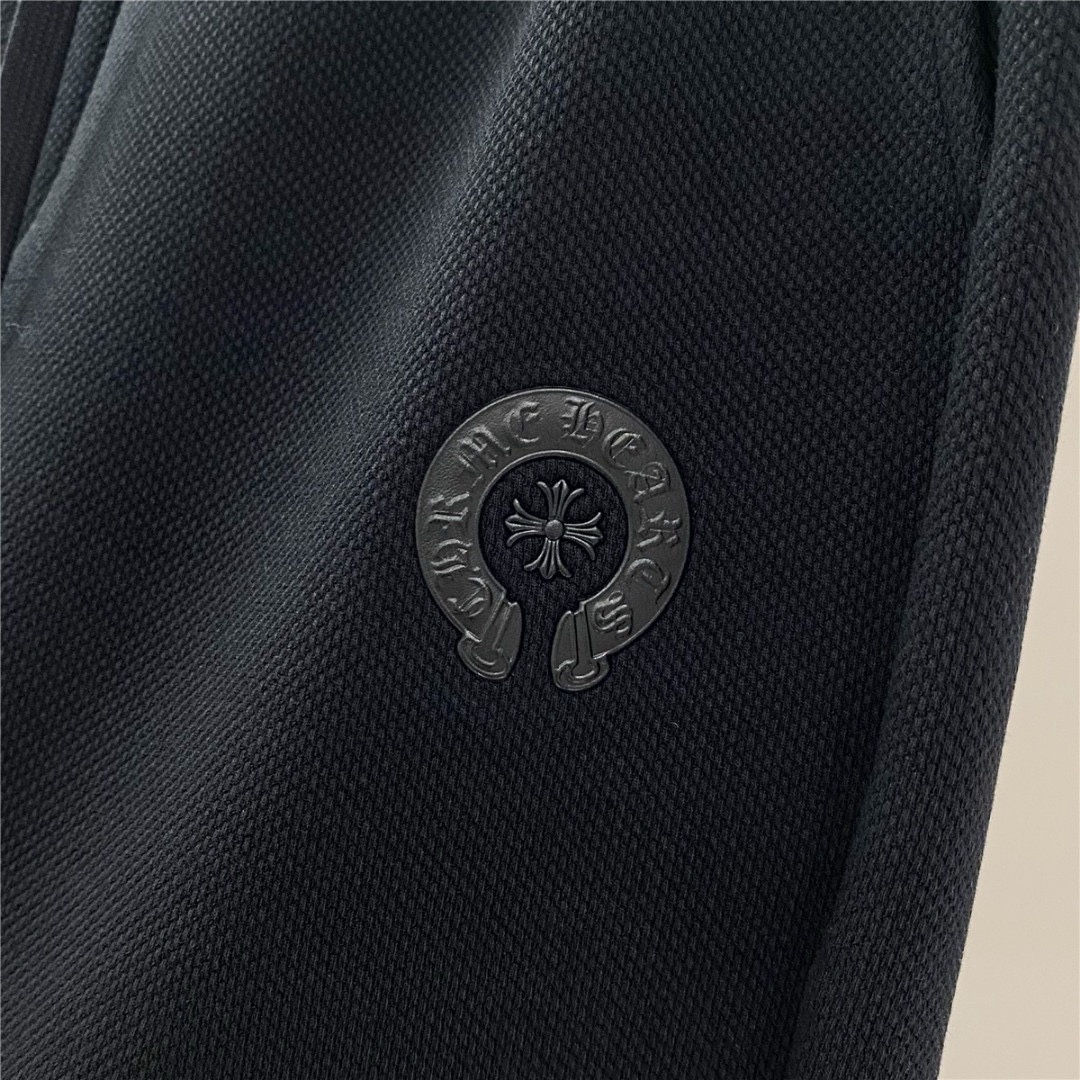 内加绒更保暖，标志性罗马字母 “高街之王，藏银家族出品必入！”全新秋冬系列抽绳运动裤，标志性十字章元素风