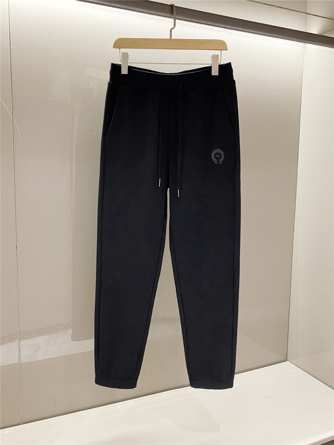 内加绒更保暖，标志性罗马字母 “高街之王，藏银家族出品必入！”全新秋冬系列抽绳运动裤，标志性十字章元素风