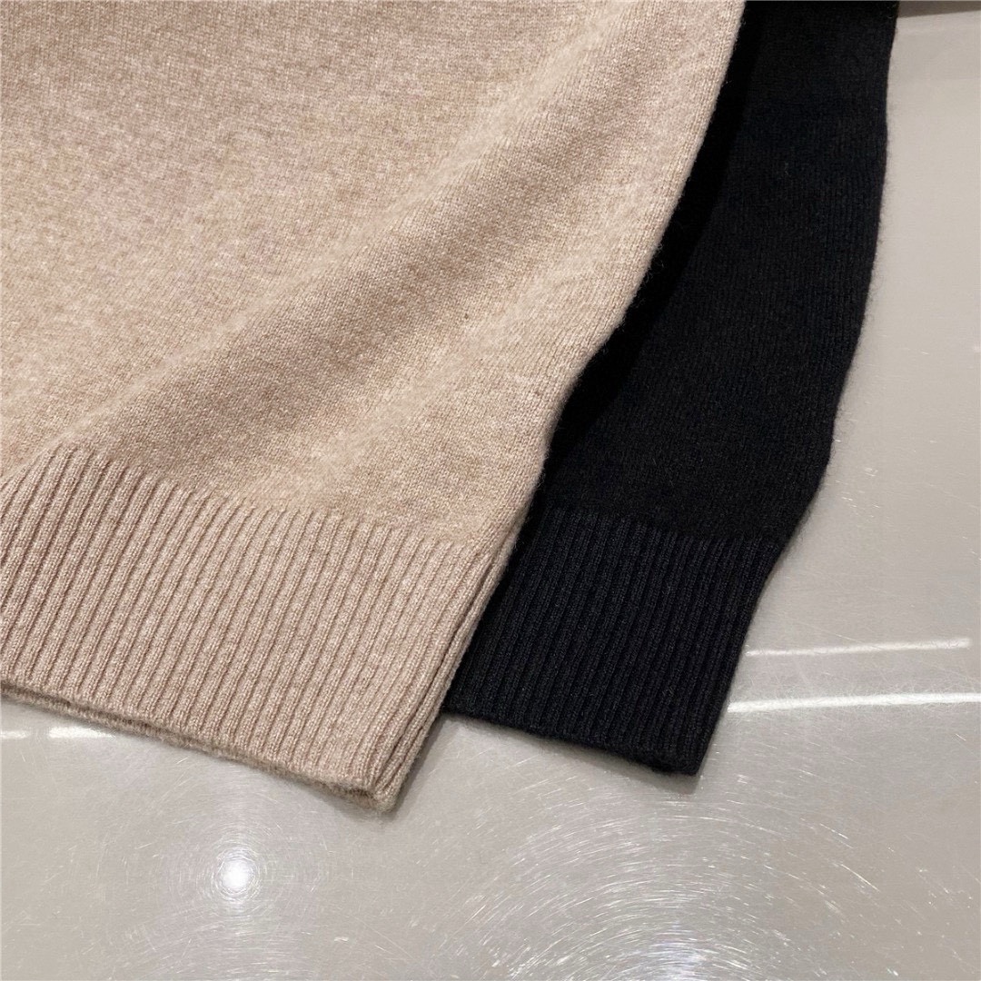 经典B家标志字母标示款，Bur的超级爆款，每年必出，每年都是热卖款。。辨识度极高！基础款的毛衣大家都见多